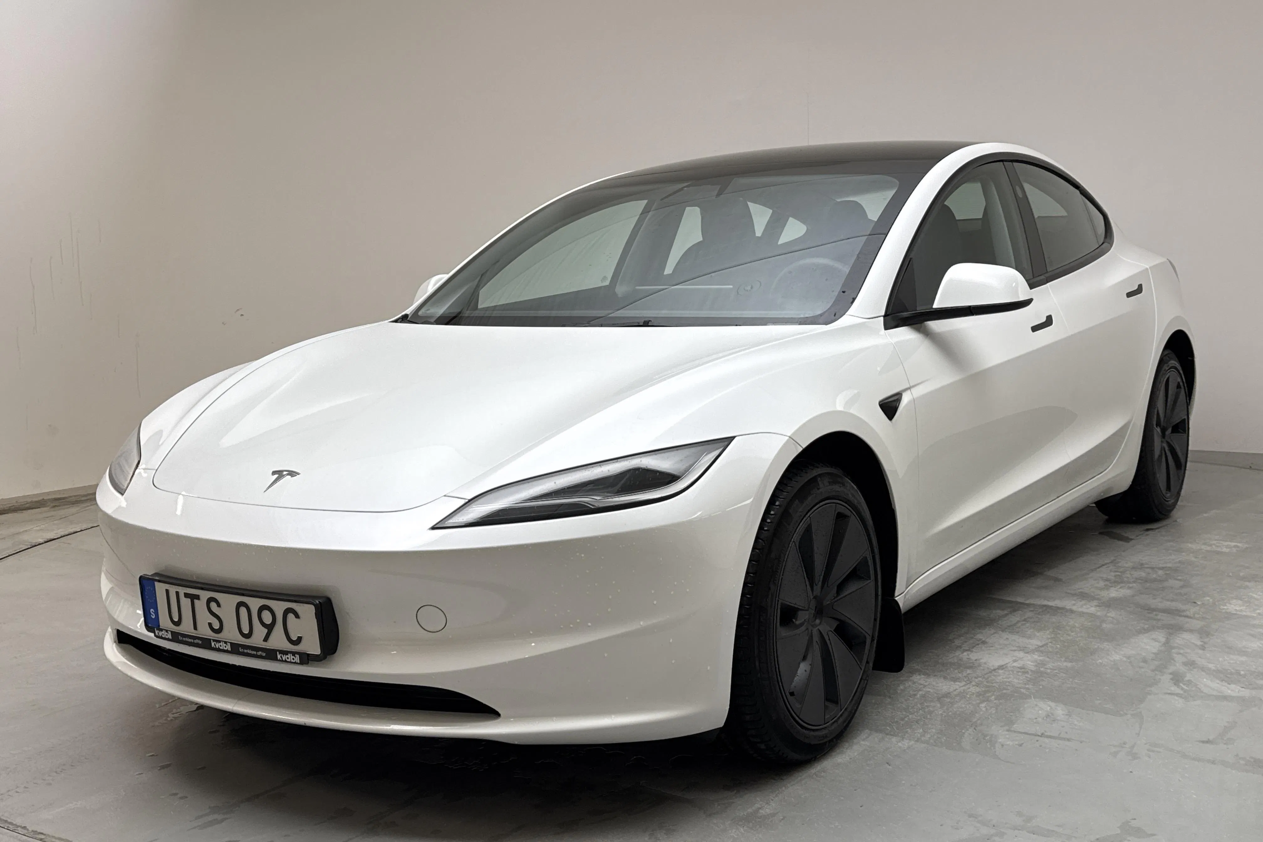 Presentationsfoto 1 av 20: Tesla Model 3 Long Range Dual Motor AWD - 5 818 mil - Automat - vit - 2024