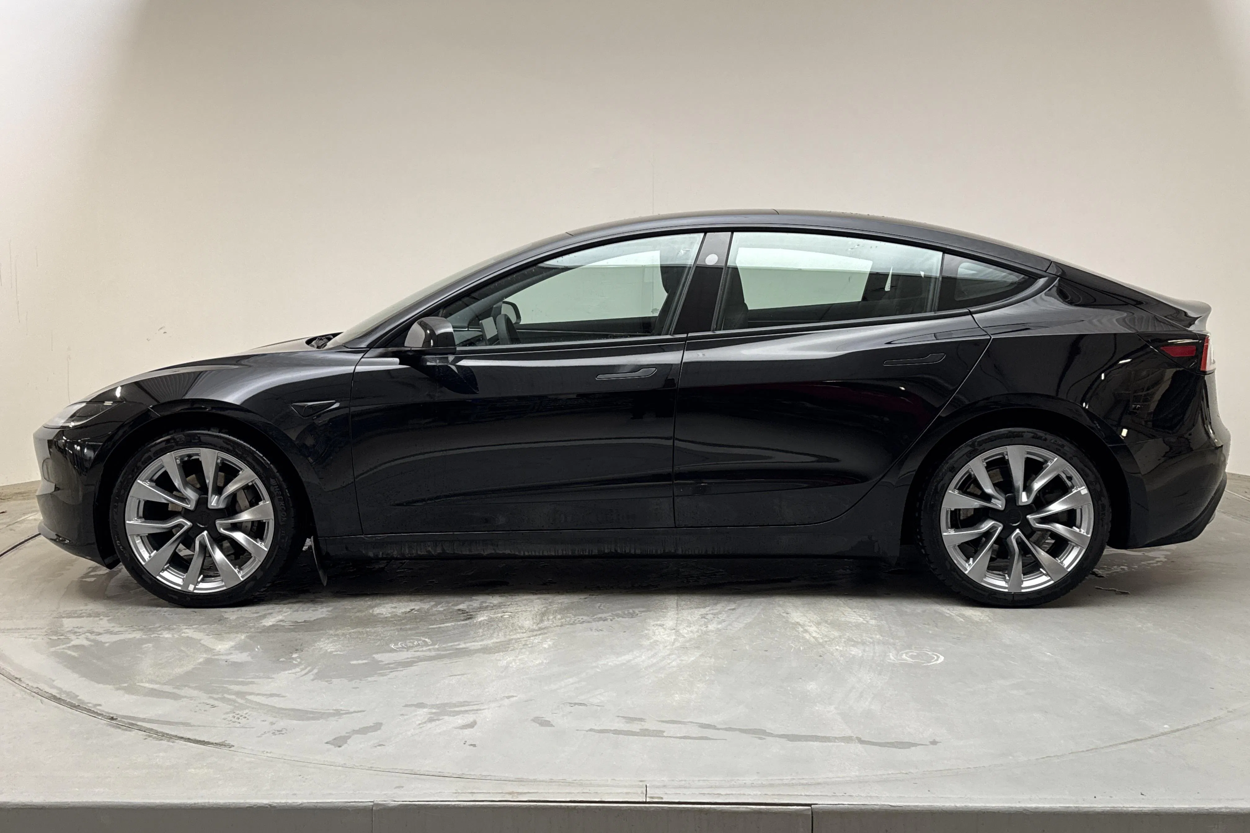 Presentation photo 2 of 18: Tesla Model 3 Long Range Dual Motor AWD - 55 890 km - Automatic - black - 2024