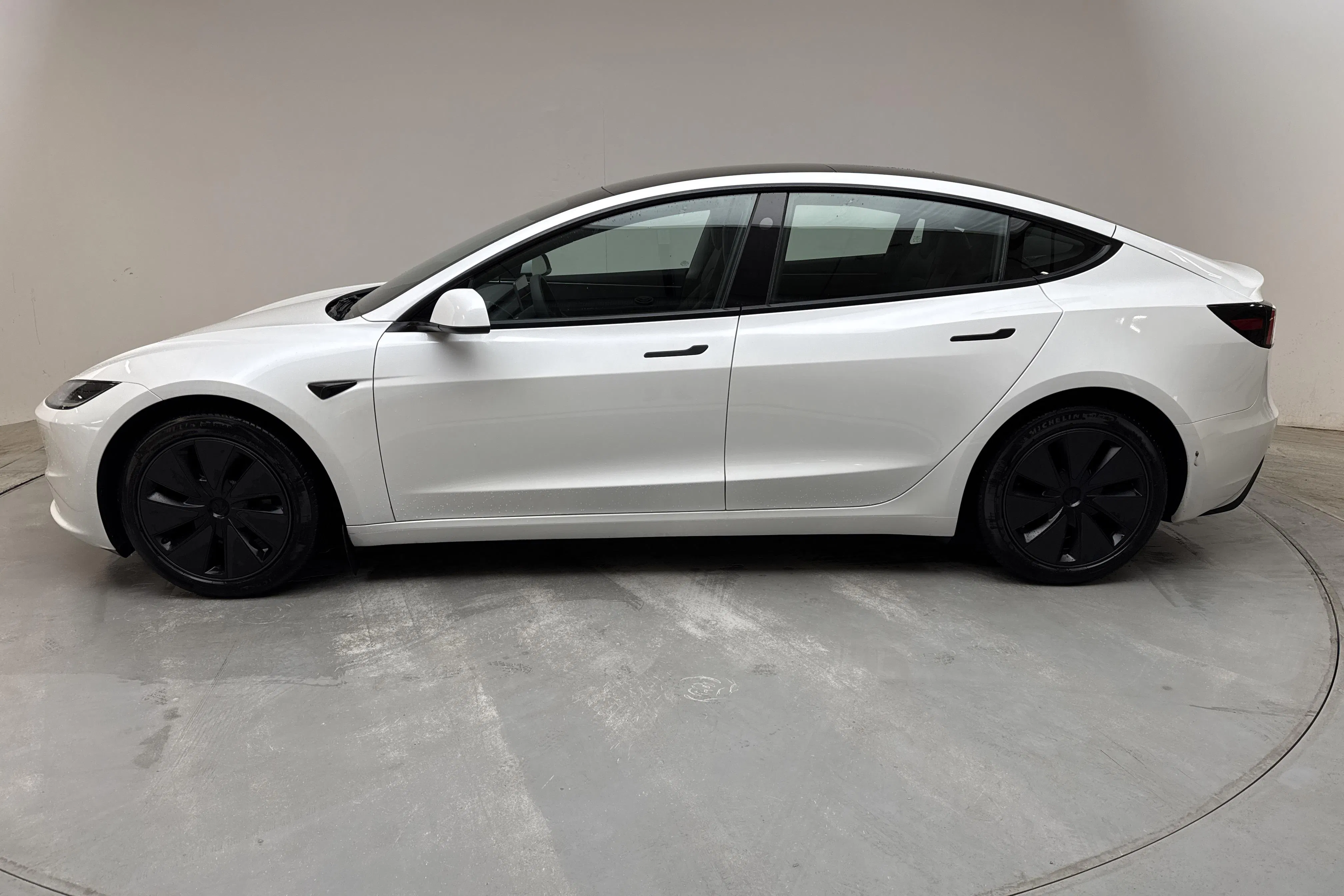 Presentationsfoto 2 av 20: Tesla Model 3 Long Range Dual Motor AWD - 5 256 mil - Automat - vit - 2024