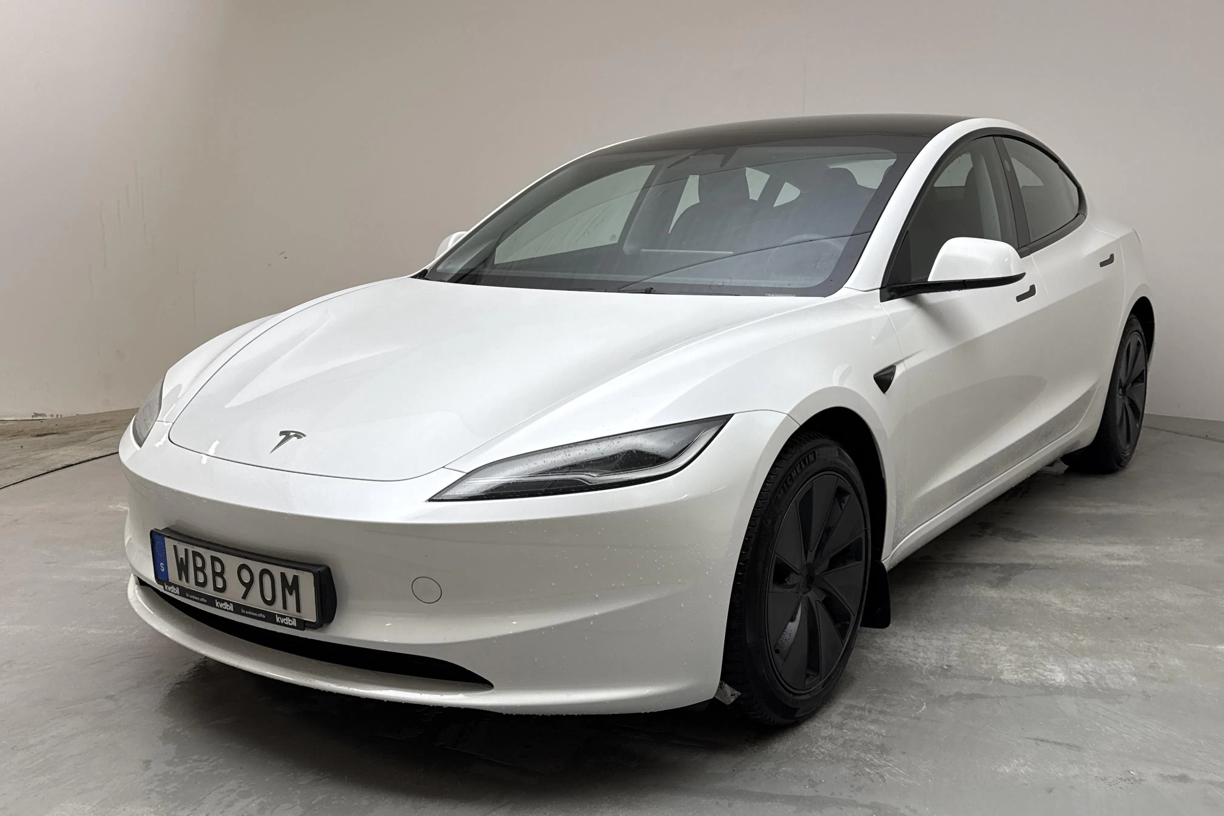 Presentationsfoto 1 av 20: Tesla Model 3 Long Range Dual Motor AWD - 5 256 mil - Automat - vit - 2024