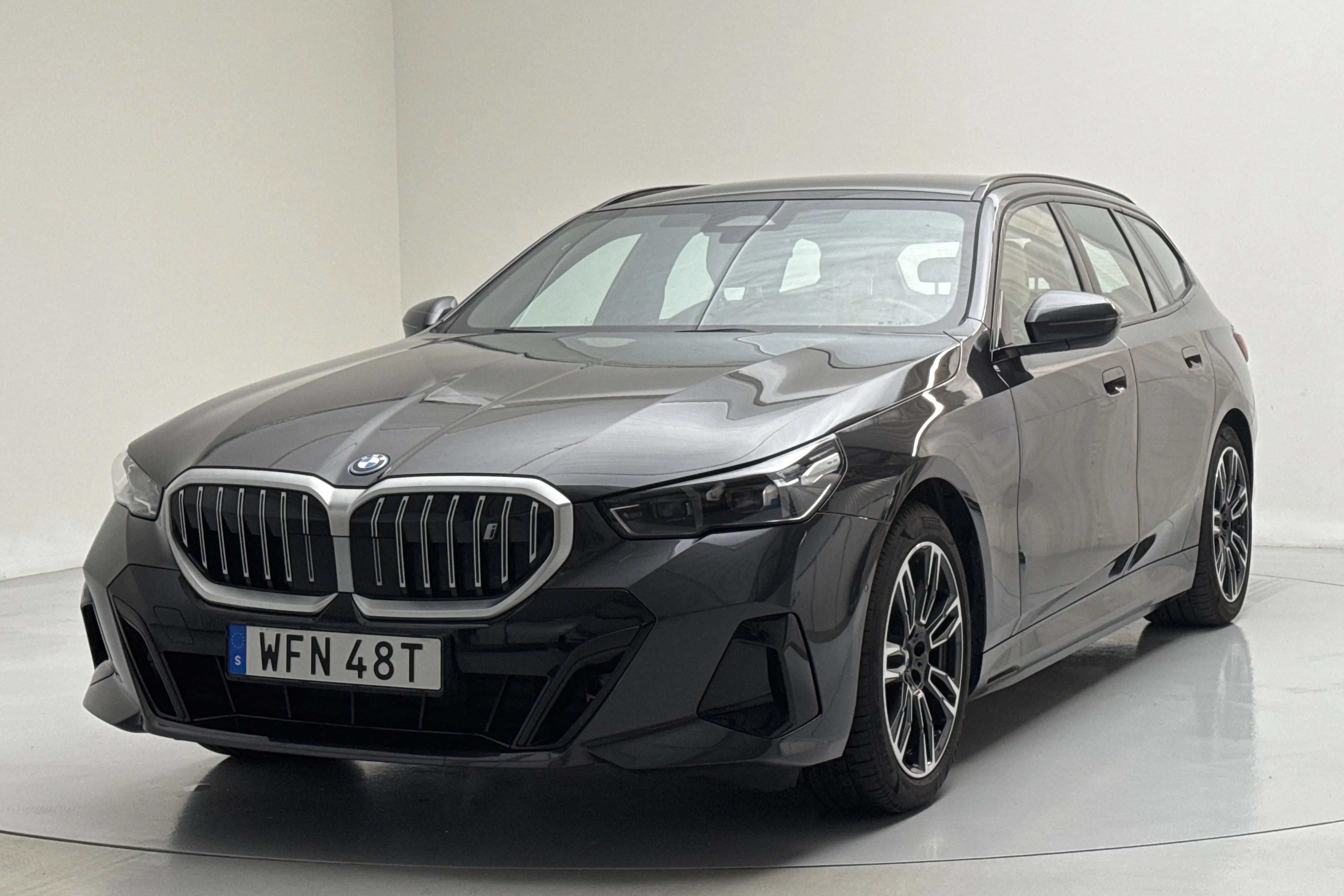 Presentationsfoto 1 av 19: BMW i5 eDrive40 Touring, G61 (340hk) - 2 229 mil - Automat - grå - 2026