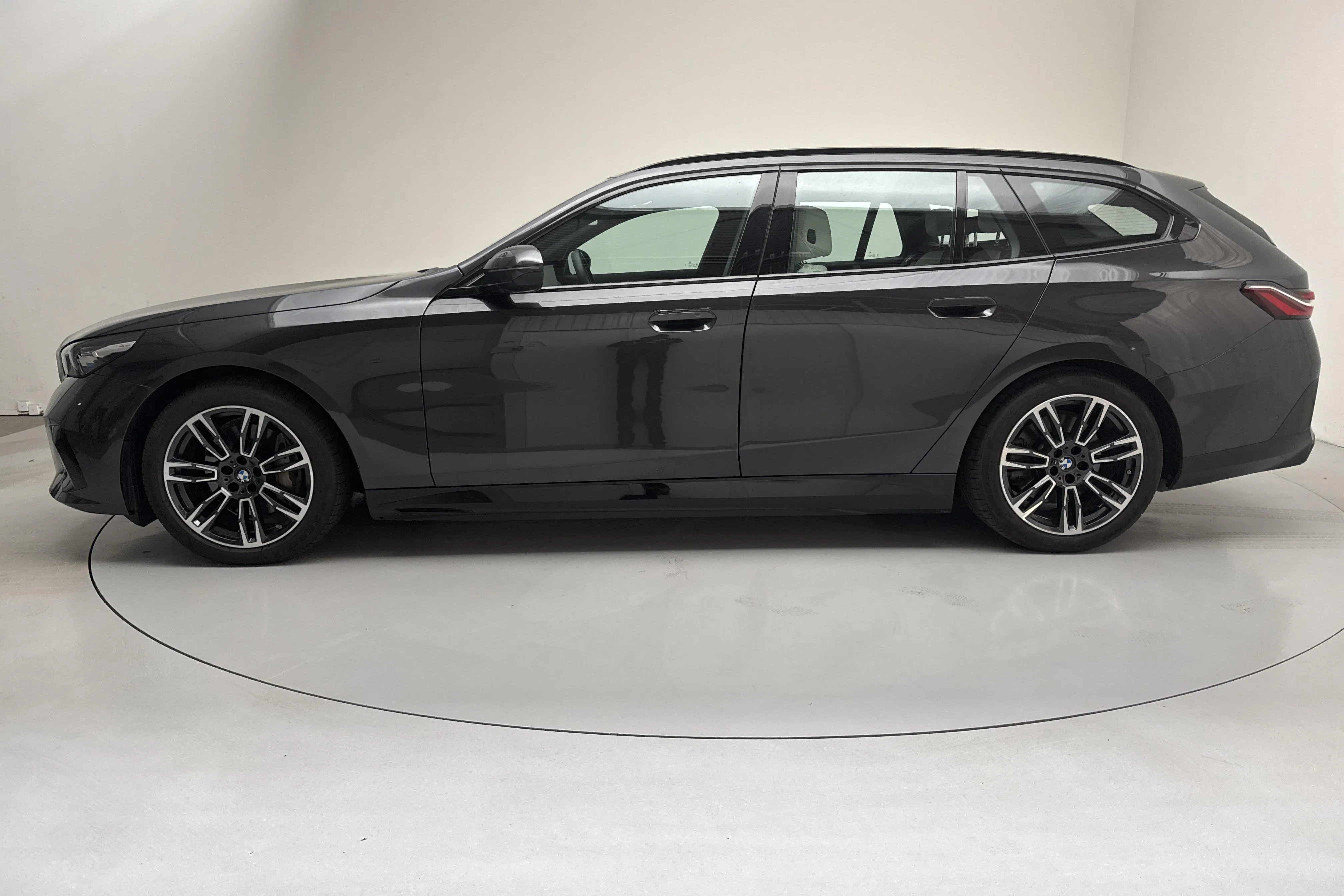 Presentationsfoto 2 av 19: BMW i5 eDrive40 Touring, G61 (340hk) - 2 229 mil - Automat - grå - 2026