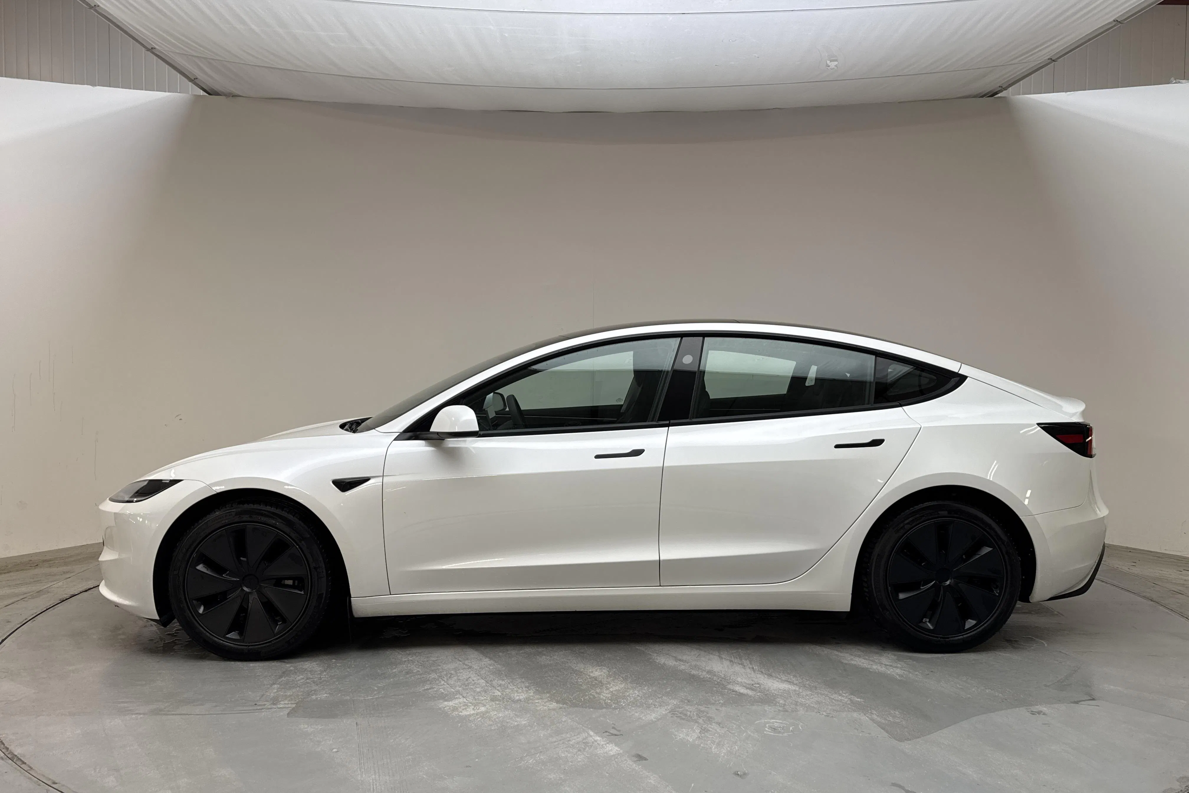 Presentation photo 2 of 19: Tesla Model 3 Long Range Dual Motor AWD - 93 950 km - Automatic - white - 2024
