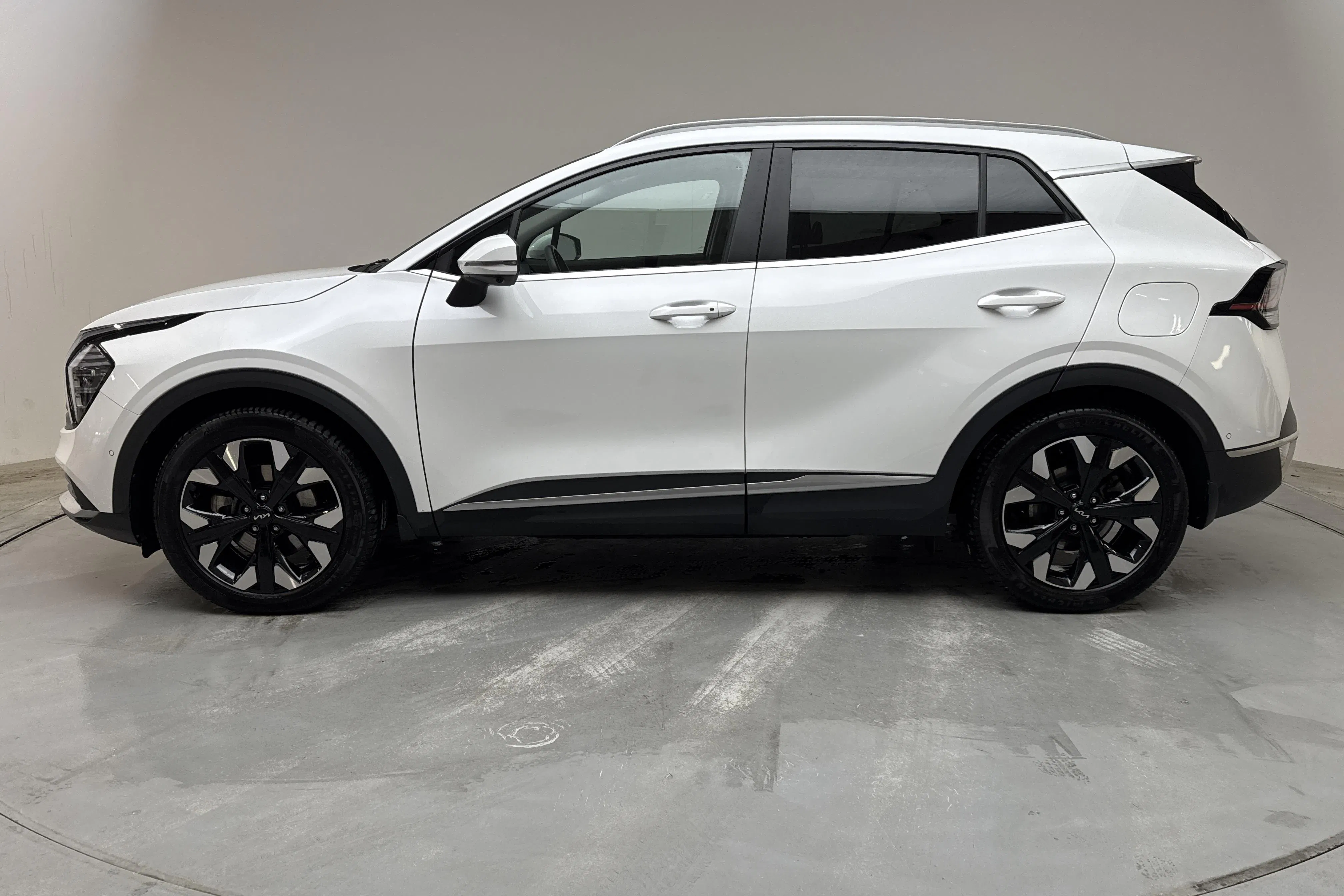 Presentationsfoto 2 av 17: KIA Sportage PHEV AWD (265hk) - 6 411 mil - Automat - vit - 2025