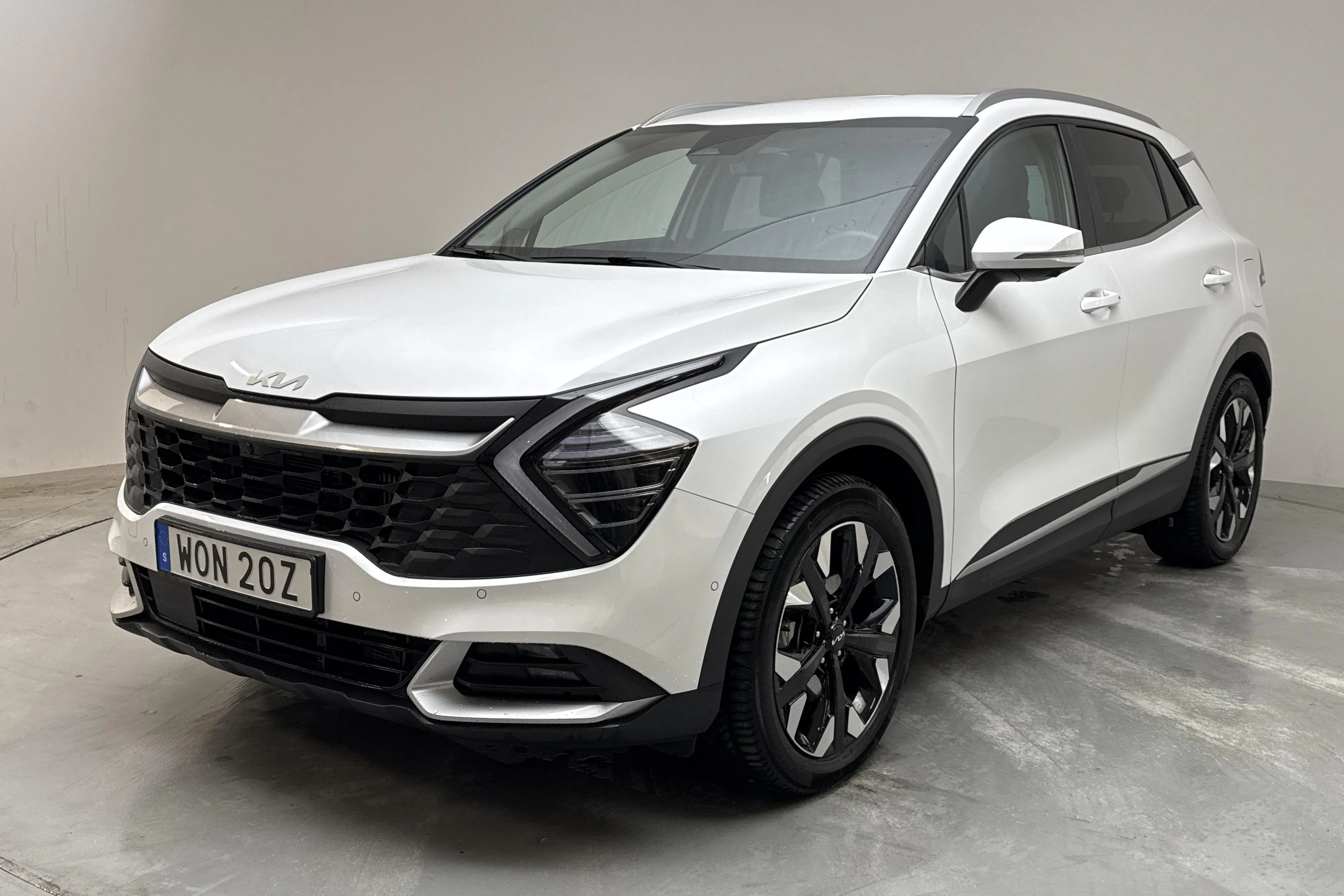 Presentationsfoto 1 av 17: KIA Sportage PHEV AWD (265hk) - 6 411 mil - Automat - vit - 2025