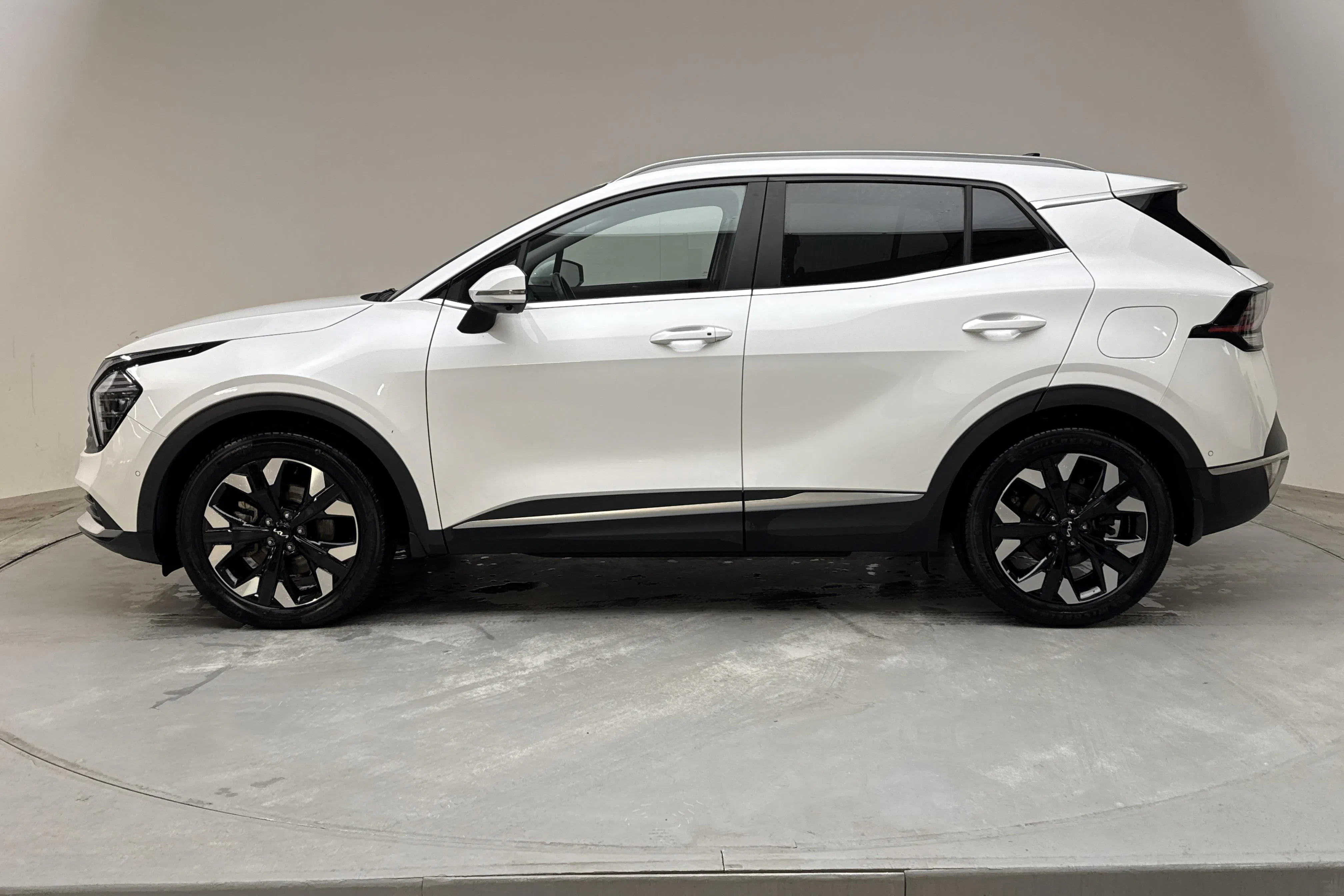 Presentation photo 2 of 20: KIA Sportage PHEV AWD (265hk) - 68 250 km - Automatic - white - 2025