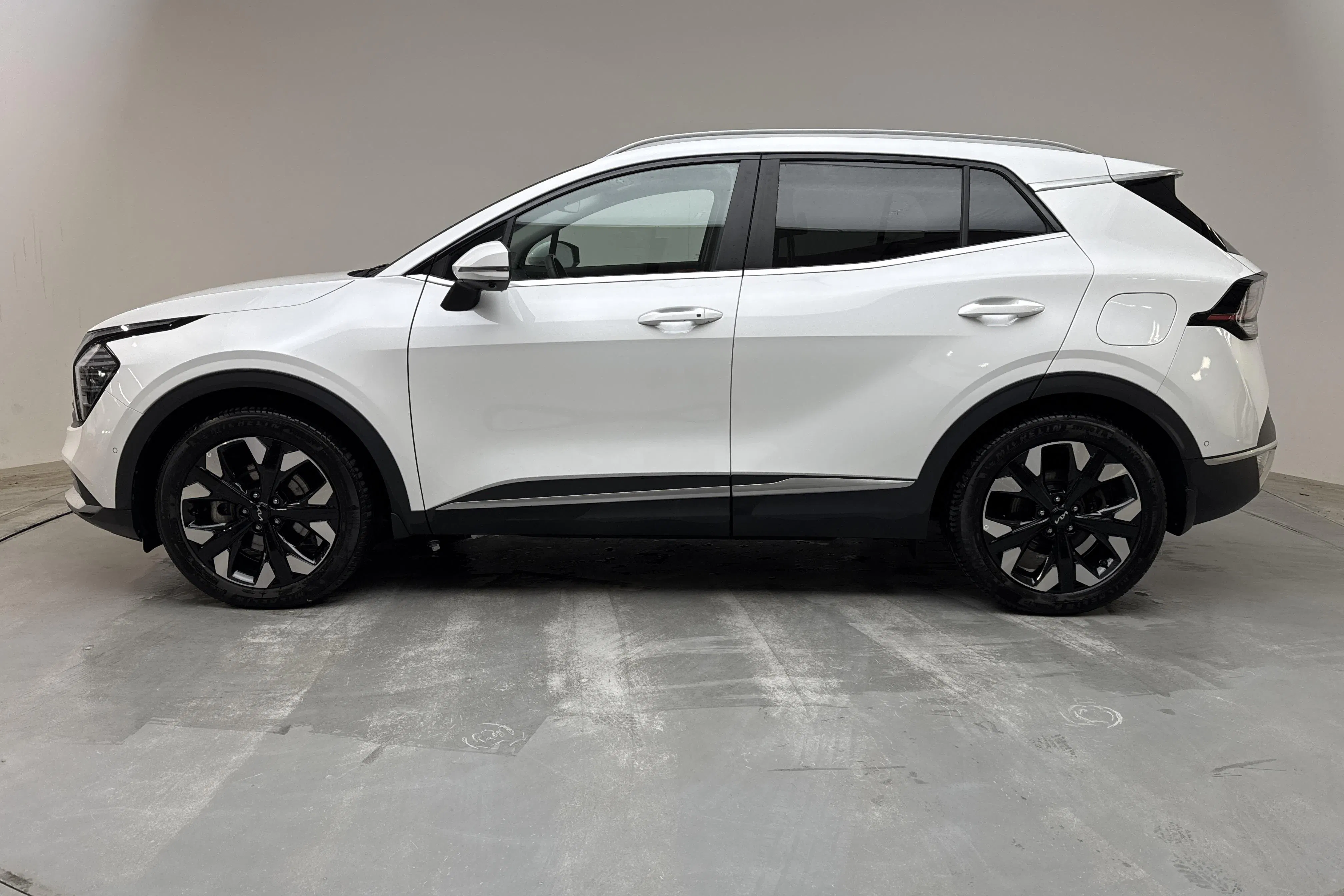 Presentationsfoto 2 av 16: KIA Sportage PHEV AWD (265hk) - 4 221 mil - Automat - vit - 2025