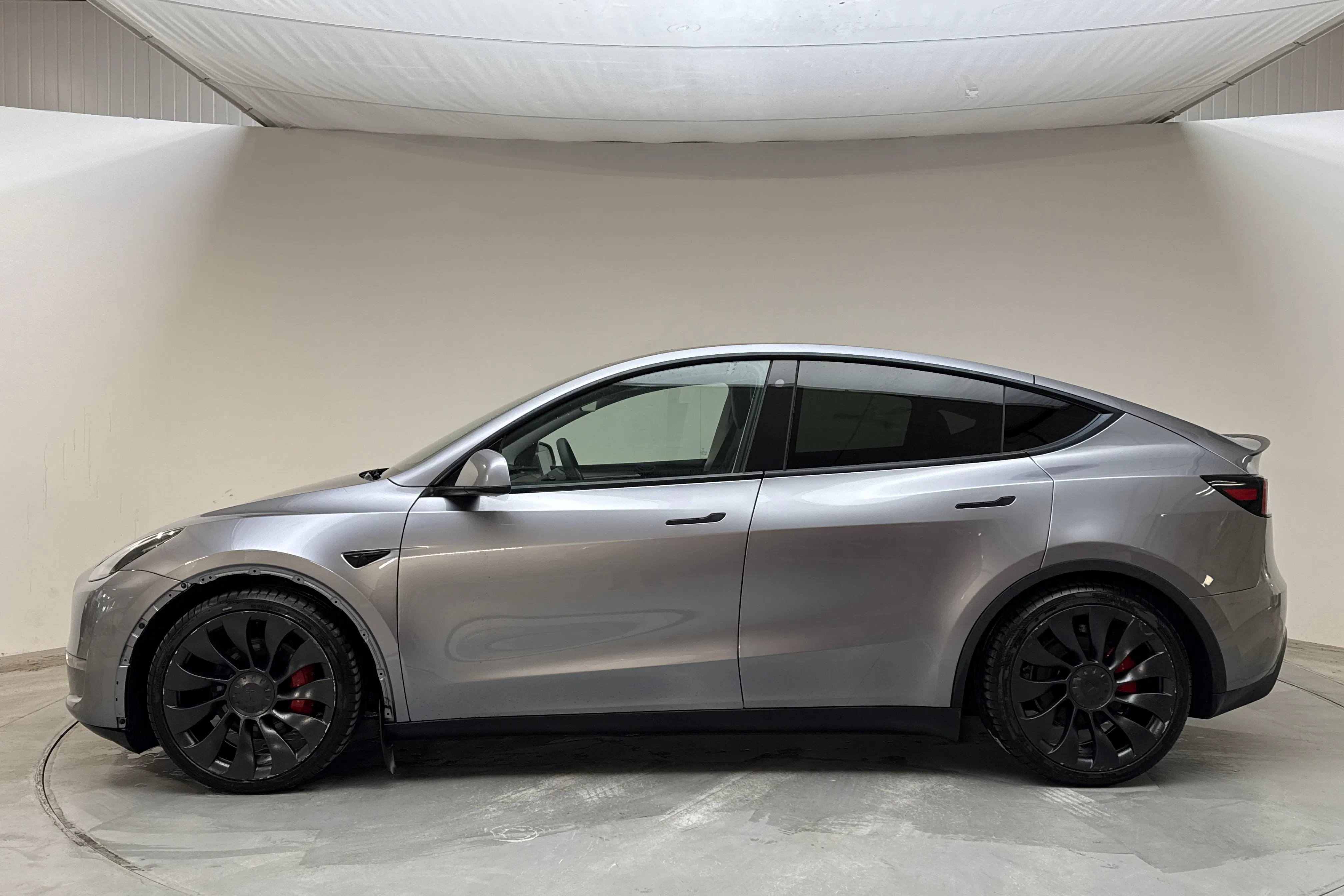 Presentationsfoto 2 av 18: Tesla Model Y Performance Dual Motor AWD - 11 399 mil - Automat - grå - 2023
