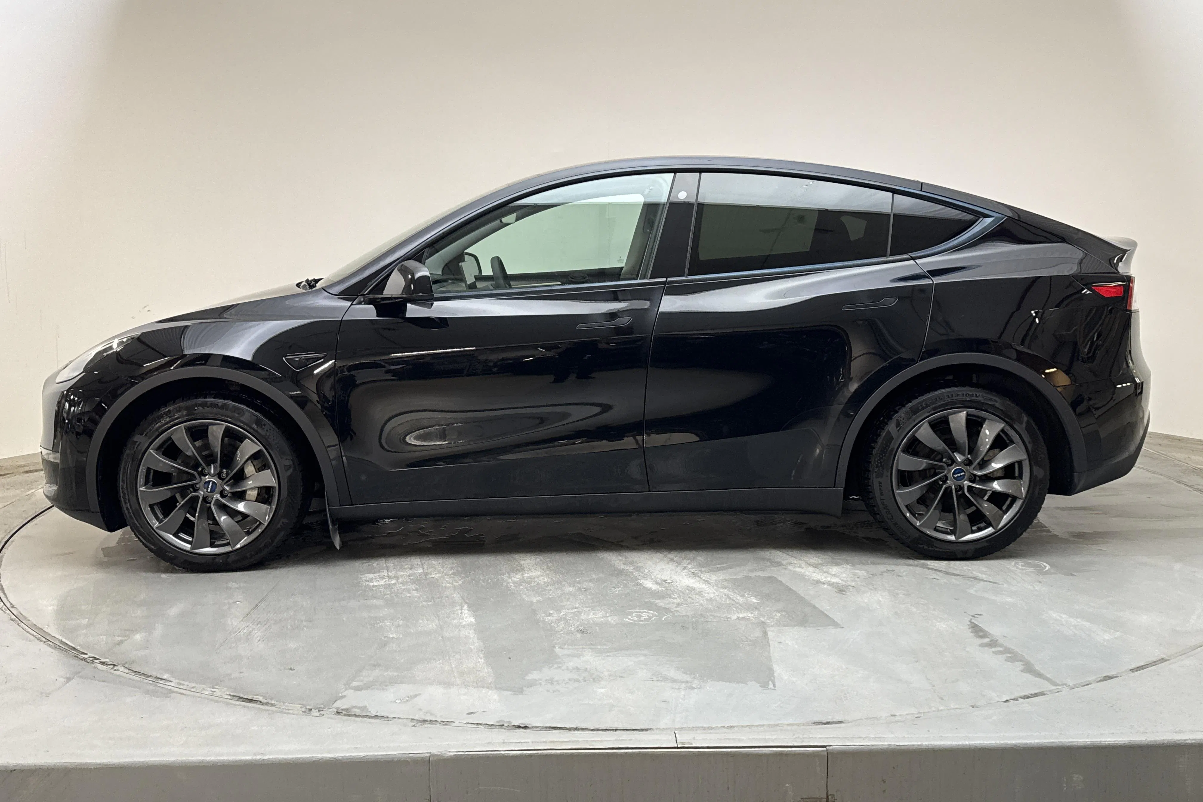 Presentationsfoto 2 av 17: Tesla Model Y Long Range Dual Motor AWD - 6 389 mil - Automat - svart - 2023
