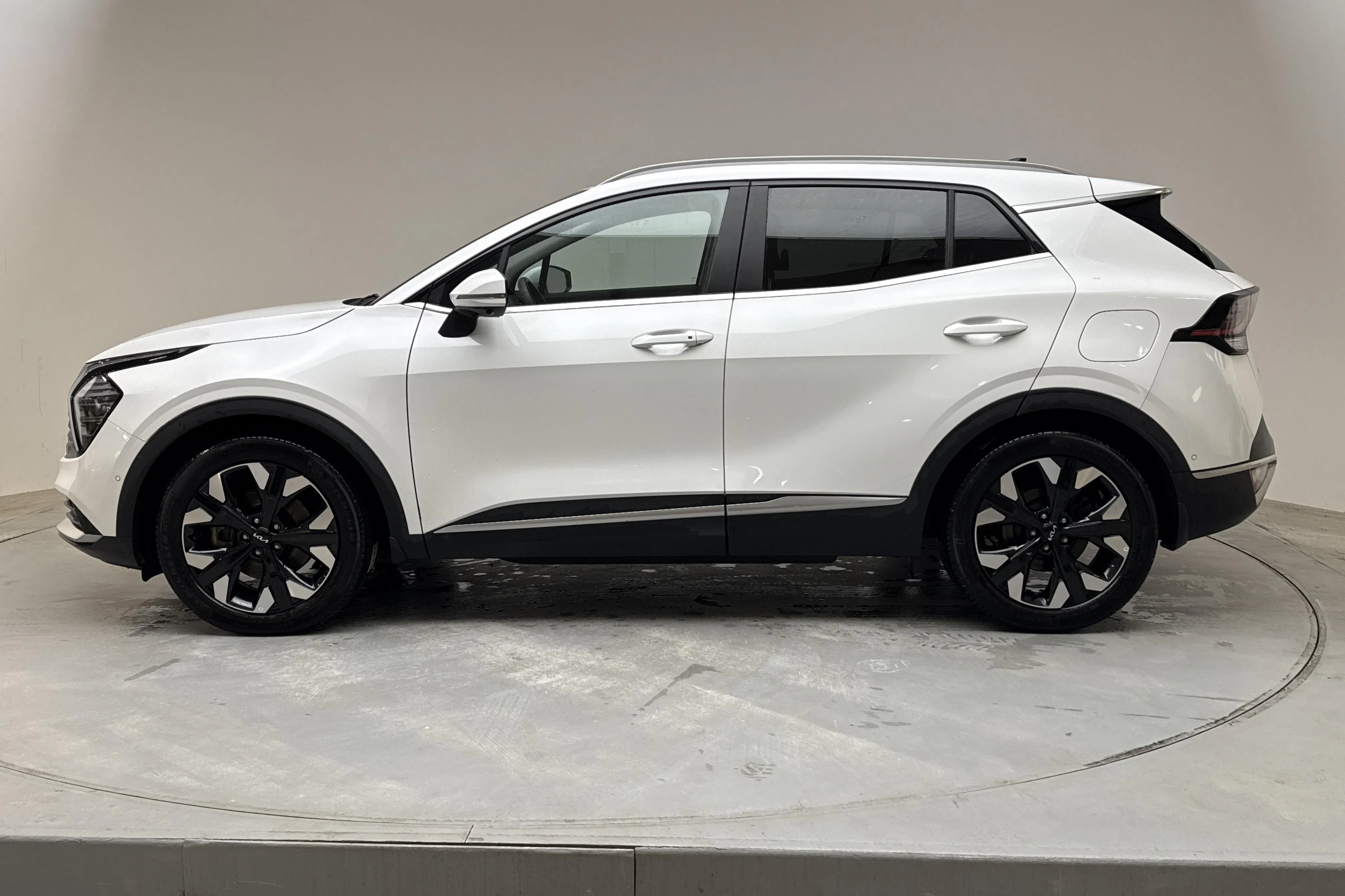 Presentation photo 2 of 16: KIA Sportage PHEV AWD (265hk) - 70 130 km - Automatic - white - 2025