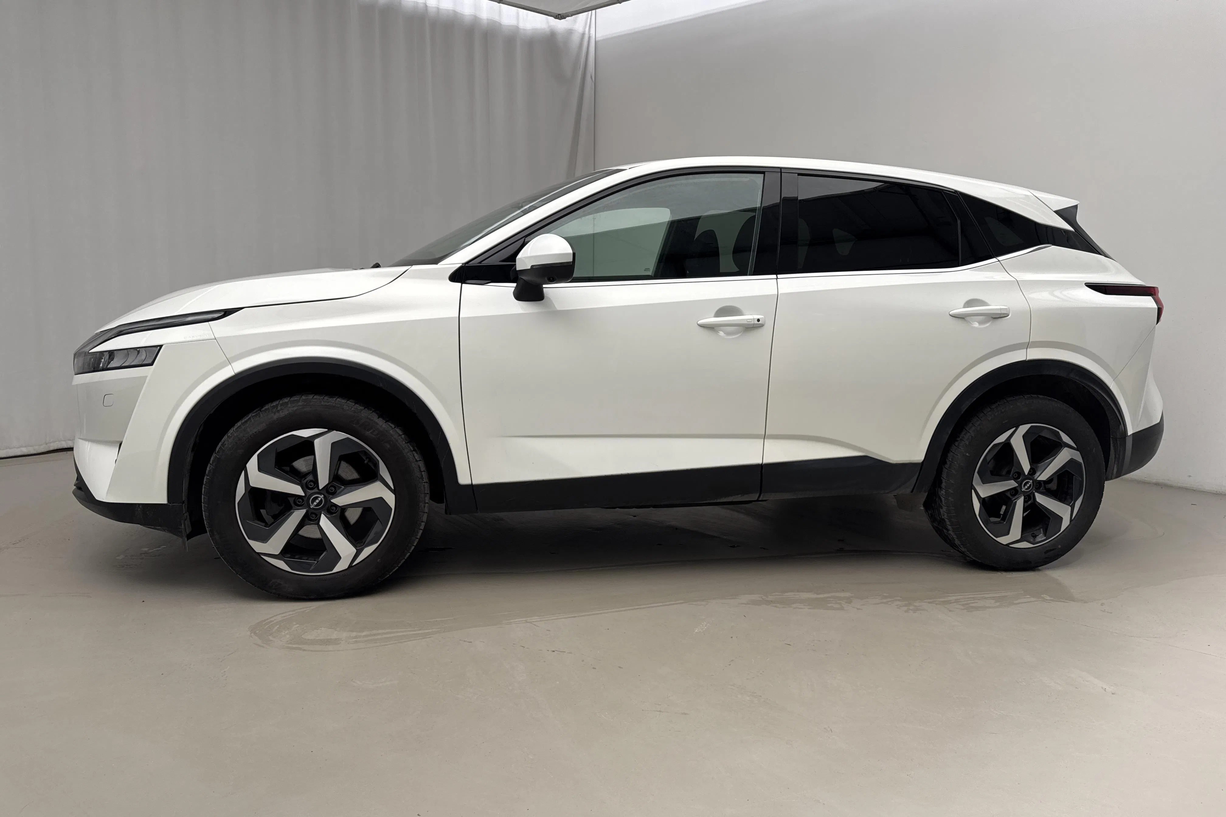 Presentationsfoto 2 av 16: Nissan Qashqai 1.3 MHEV (158hk) - 3 295 mil - Automat - vit - 2023