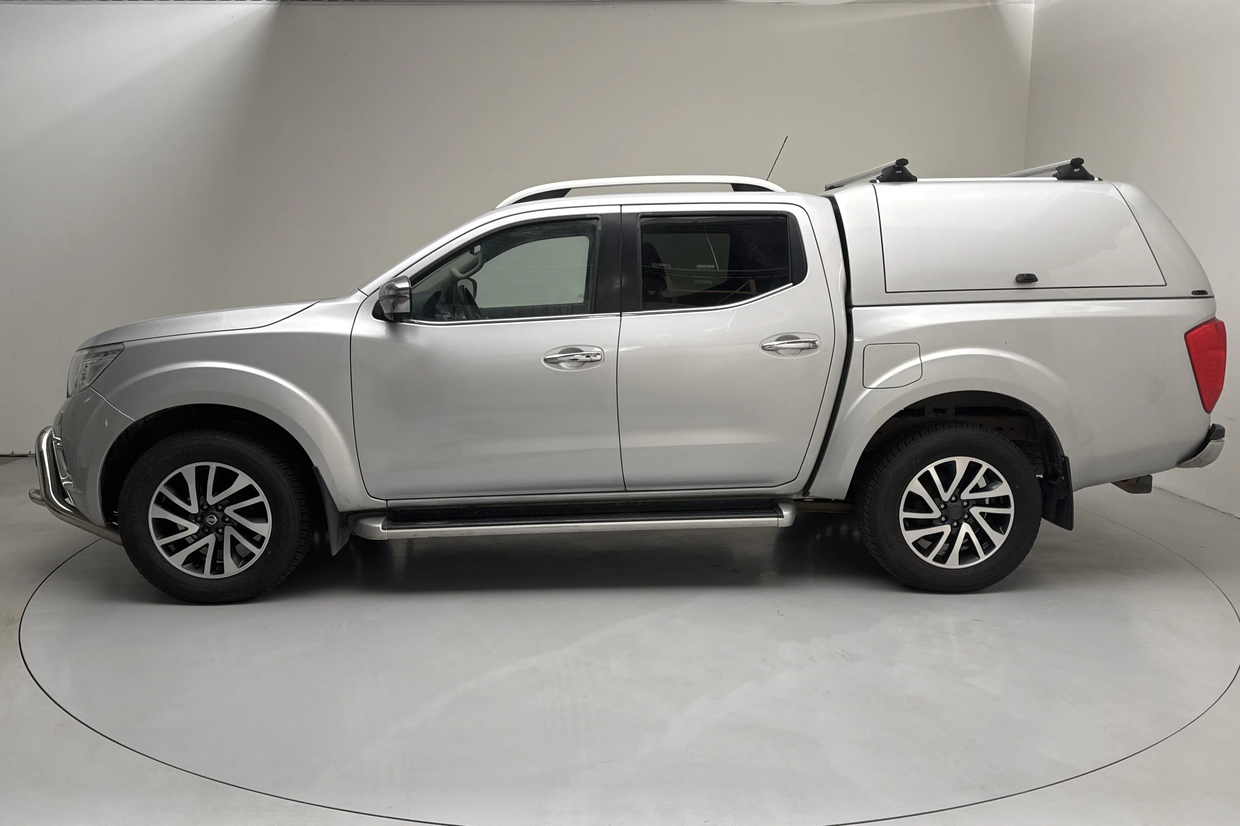 Presentationsfoto 2 av 16: Nissan Navara 2.3 dCi 4x4 (190hk) - 18 189 mil - Automat - silver - 2017