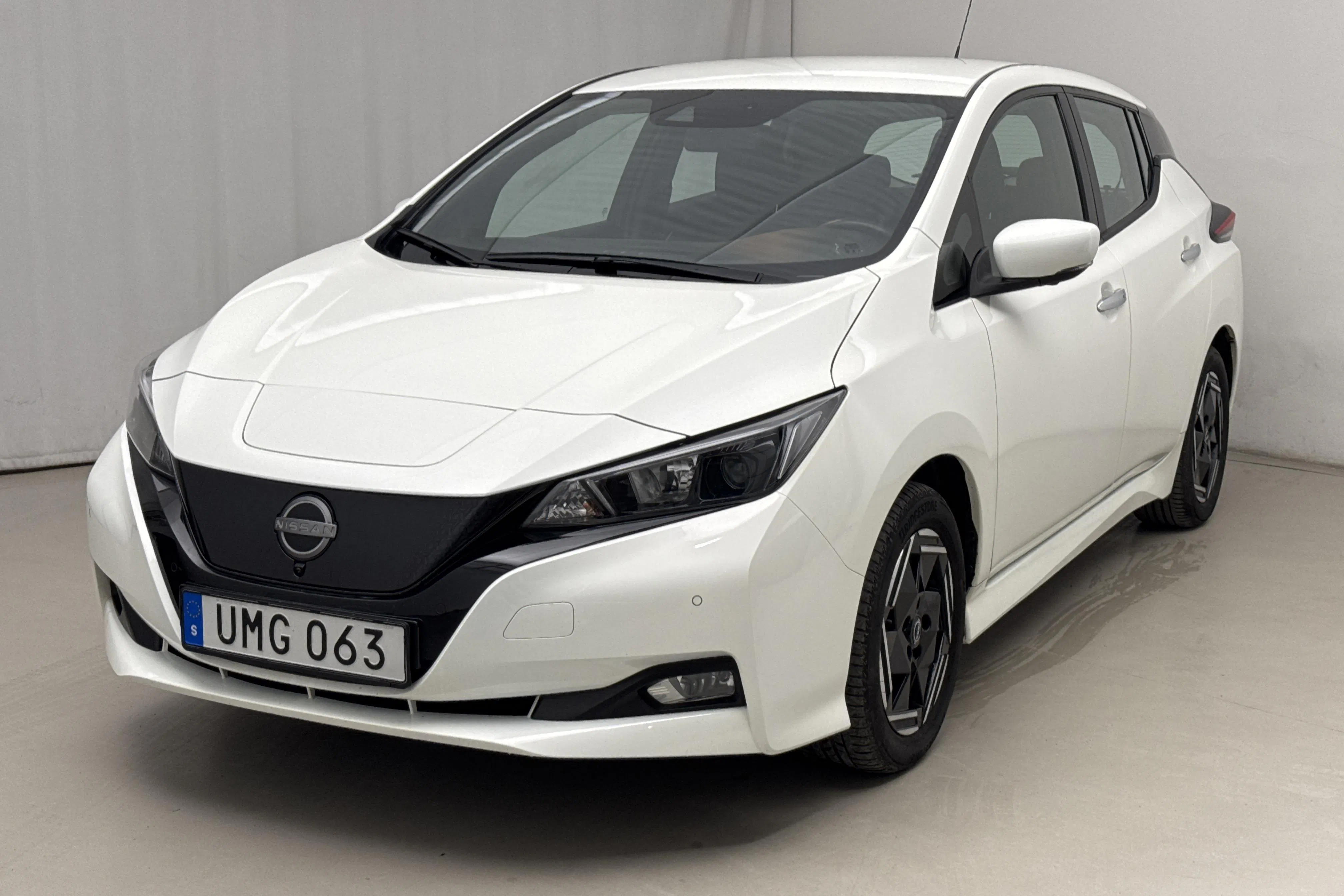 Presentation photo 1 of 18: Nissan LEAF 5dr 40kWh (150hk) - 44 600 km - Automatic - white - 2023