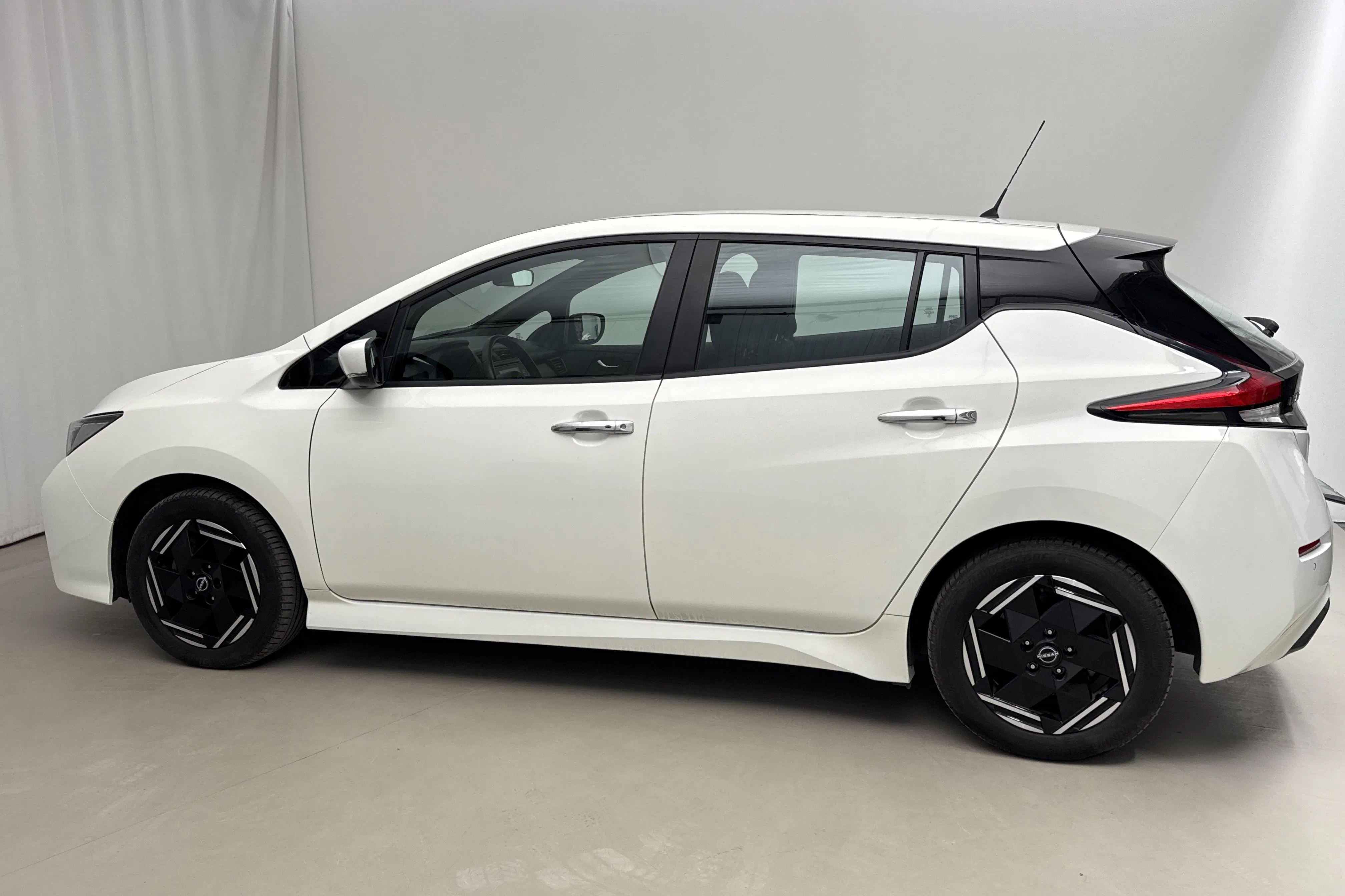 Presentation photo 2 of 18: Nissan LEAF 5dr 40kWh (150hk) - 44 600 km - Automatic - white - 2023