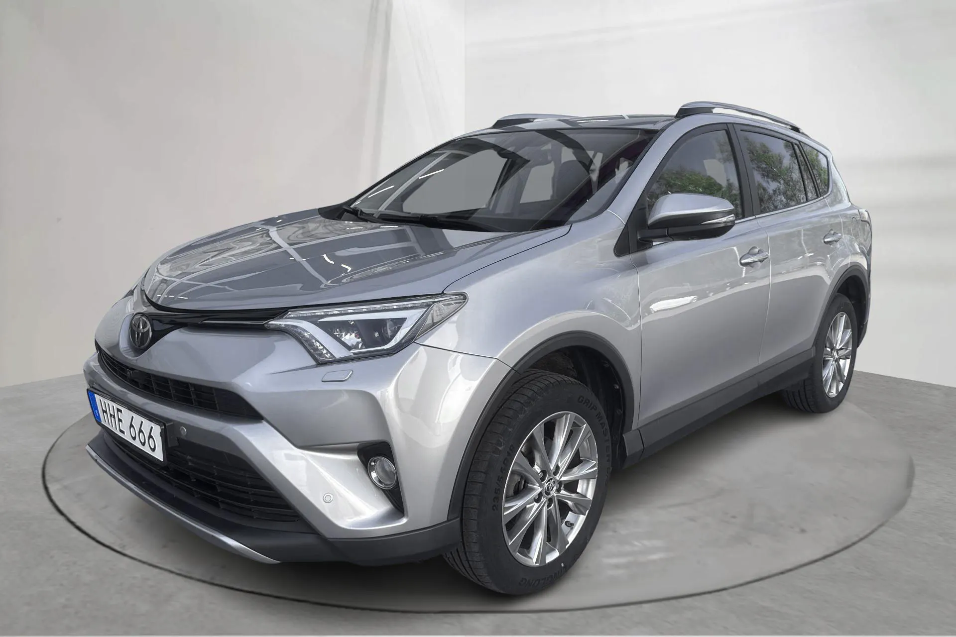 Presentationsfoto 1 av 16: Toyota RAV4 2.0 VVT-i AWD (151hk) - 14 062 mil - Automat - silver - 2017