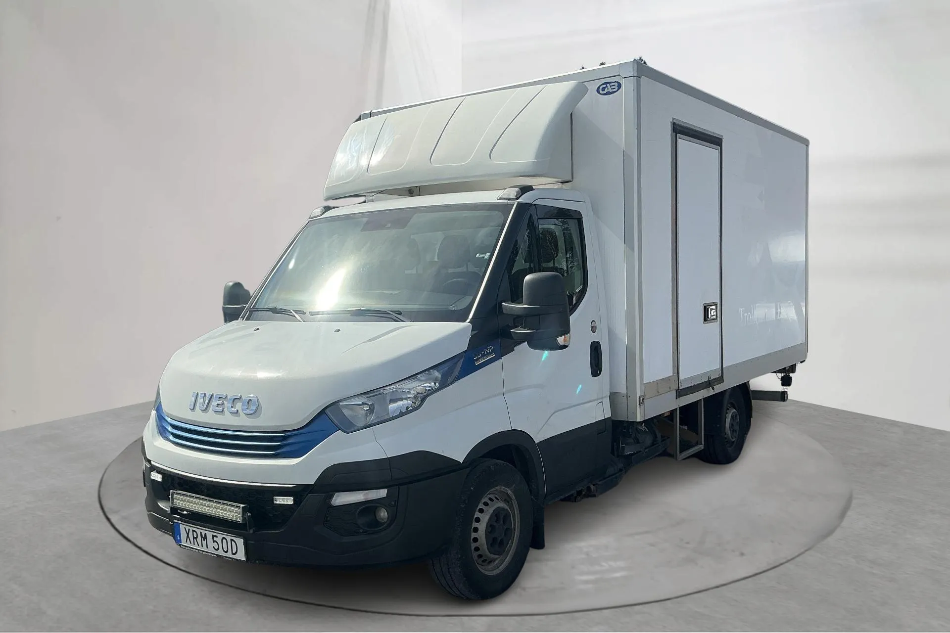 Presentationsfoto 1 av 13: Iveco Daily 35 3.0 CNG Volymskåp (136hk) - 16 281 mil - Automat - vit - 2019