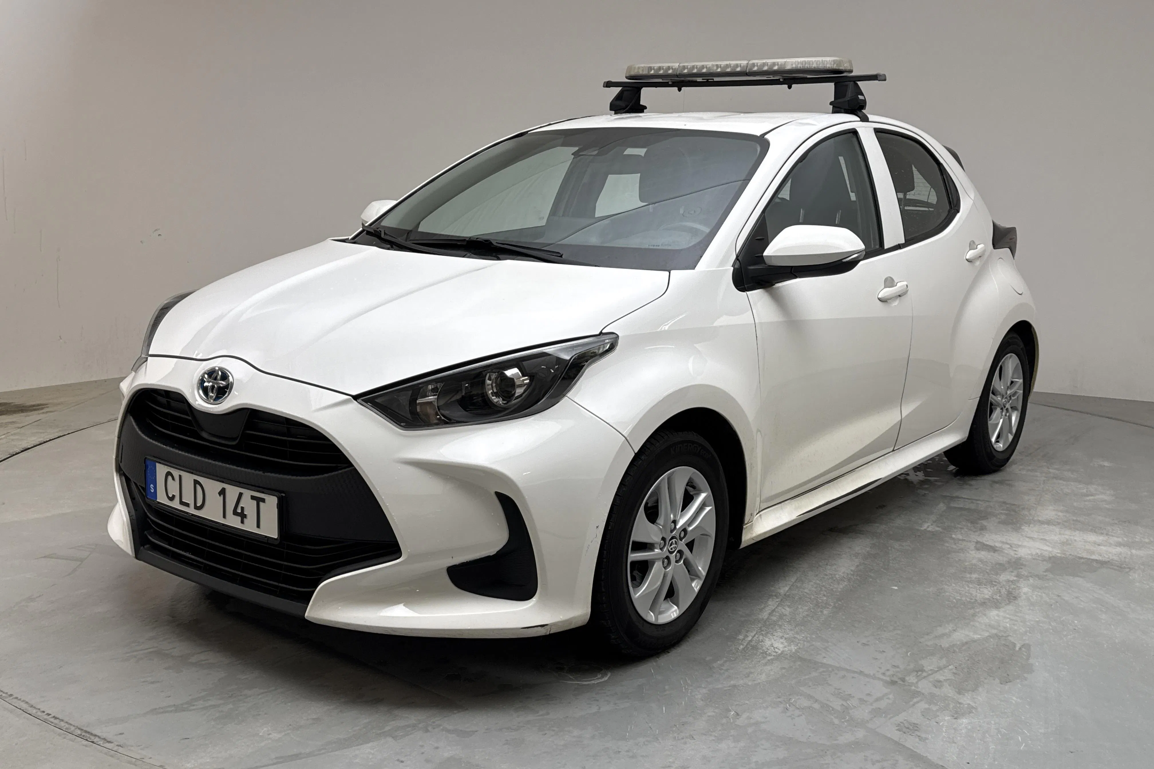 Presentationsfoto 1 av 13: Toyota Yaris 1.5 Hybrid 5dr (116hk) - 8 593 mil - Automat - vit - 2022