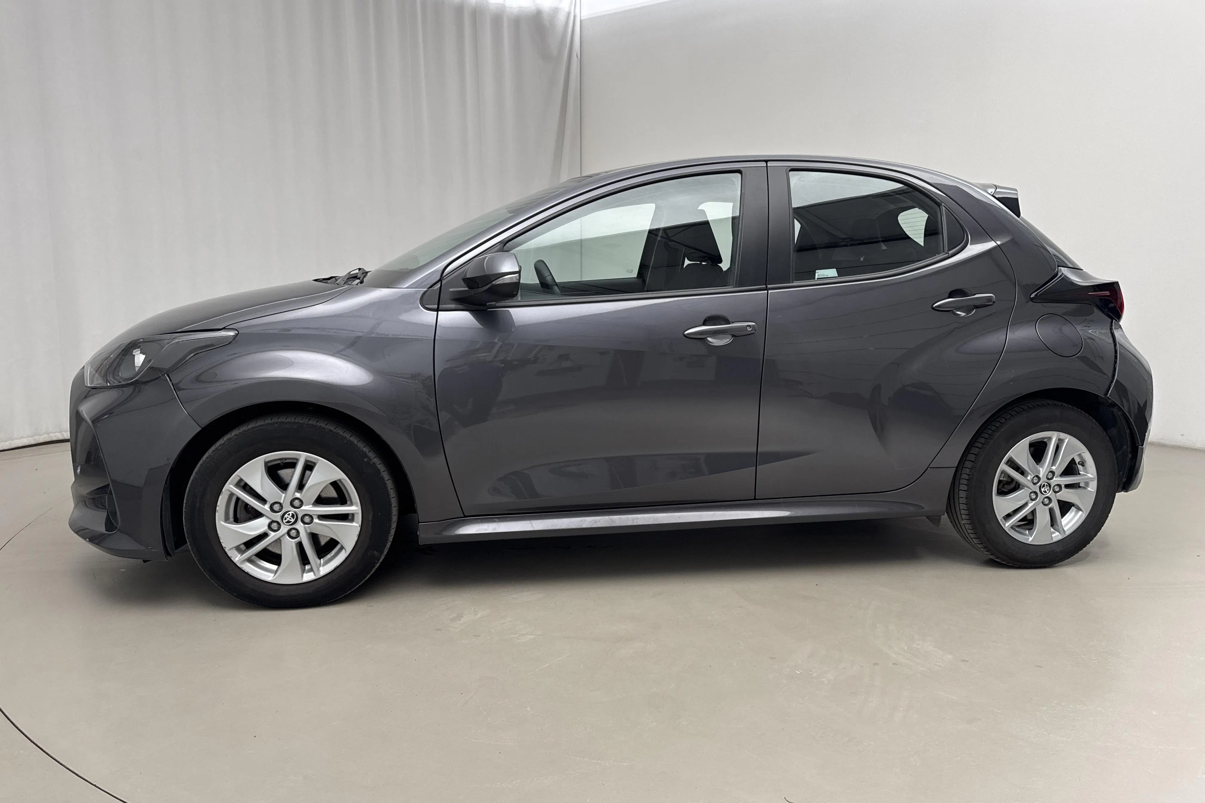 Presentation photo 2 of 17: Toyota Yaris 1.5 Hybrid 5dr (116hk) - 45 380 km - Automatic - Dark Grey - 2023