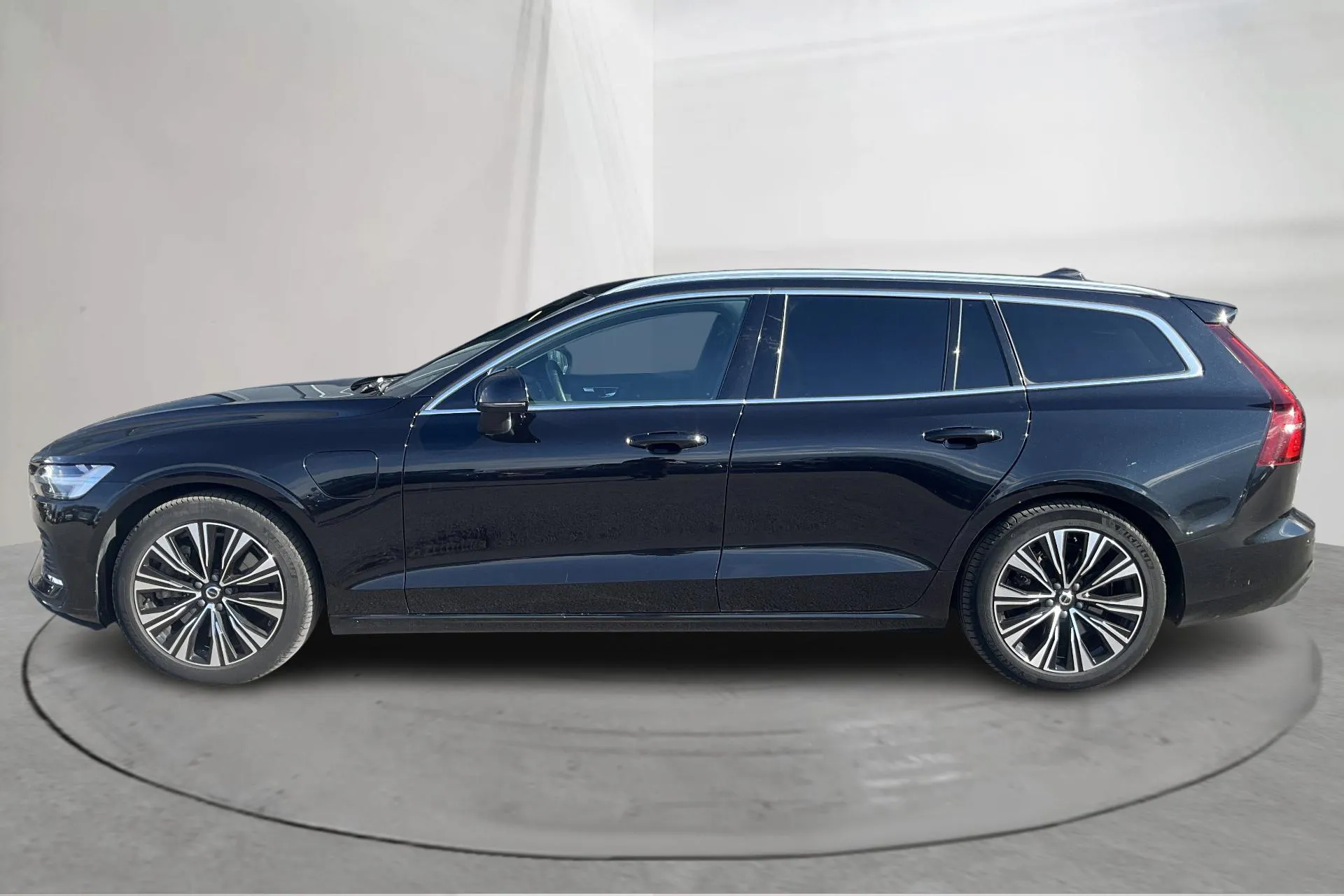 Presentation photo 2 of 17: Volvo V60 T6 AWD Recharge (350hk) - 83 120 km - Automatic - black - 2023