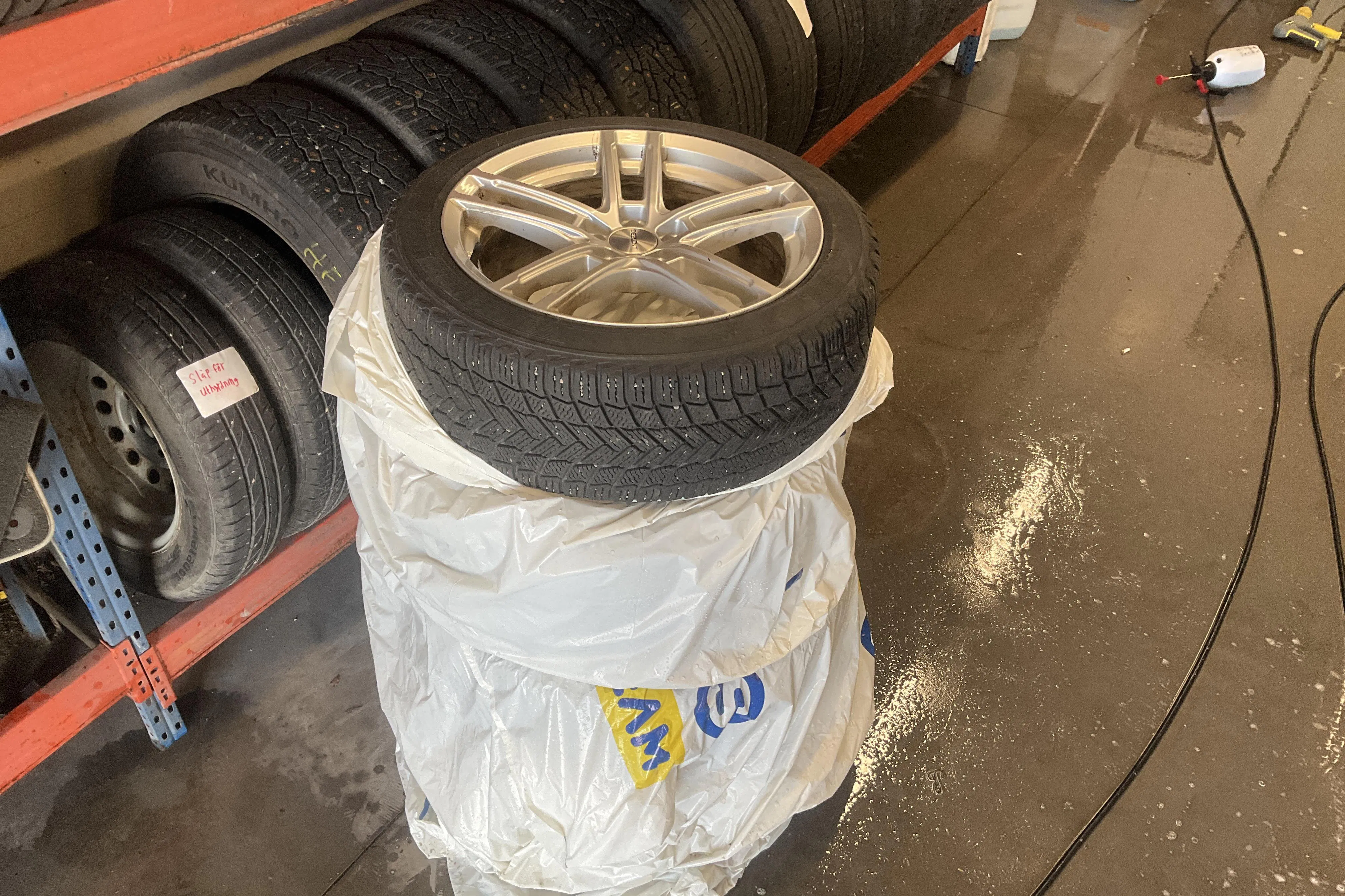 Presentation photo 17 of 17: Volvo V60 T6 AWD Recharge (350hk) - 83 120 km - Automatic - black - 2023