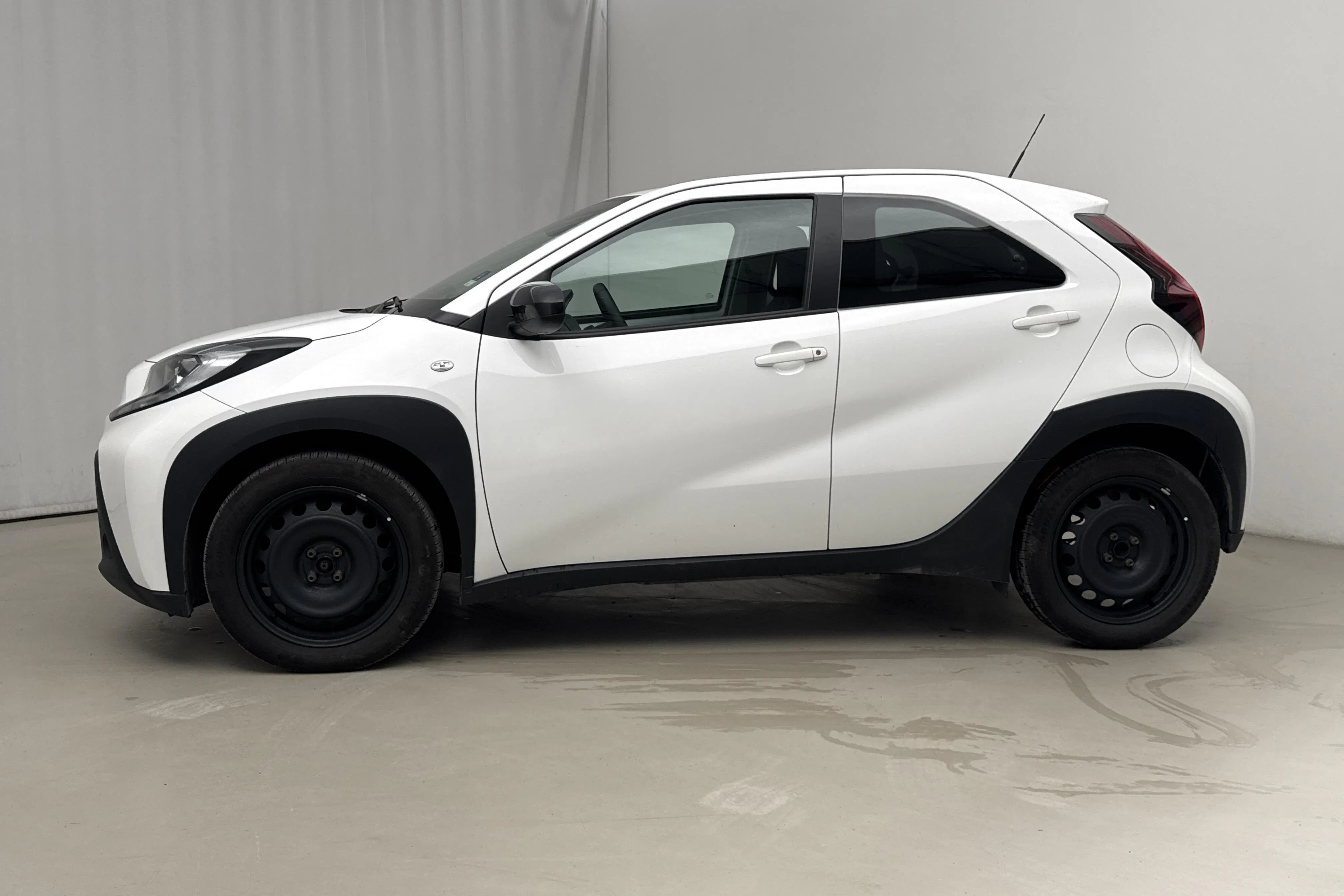 Presentationsfoto 2 av 15: Toyota Aygo X 1.0 5dr (72hk) - 1 635 mil - Manuell - vit - 2022