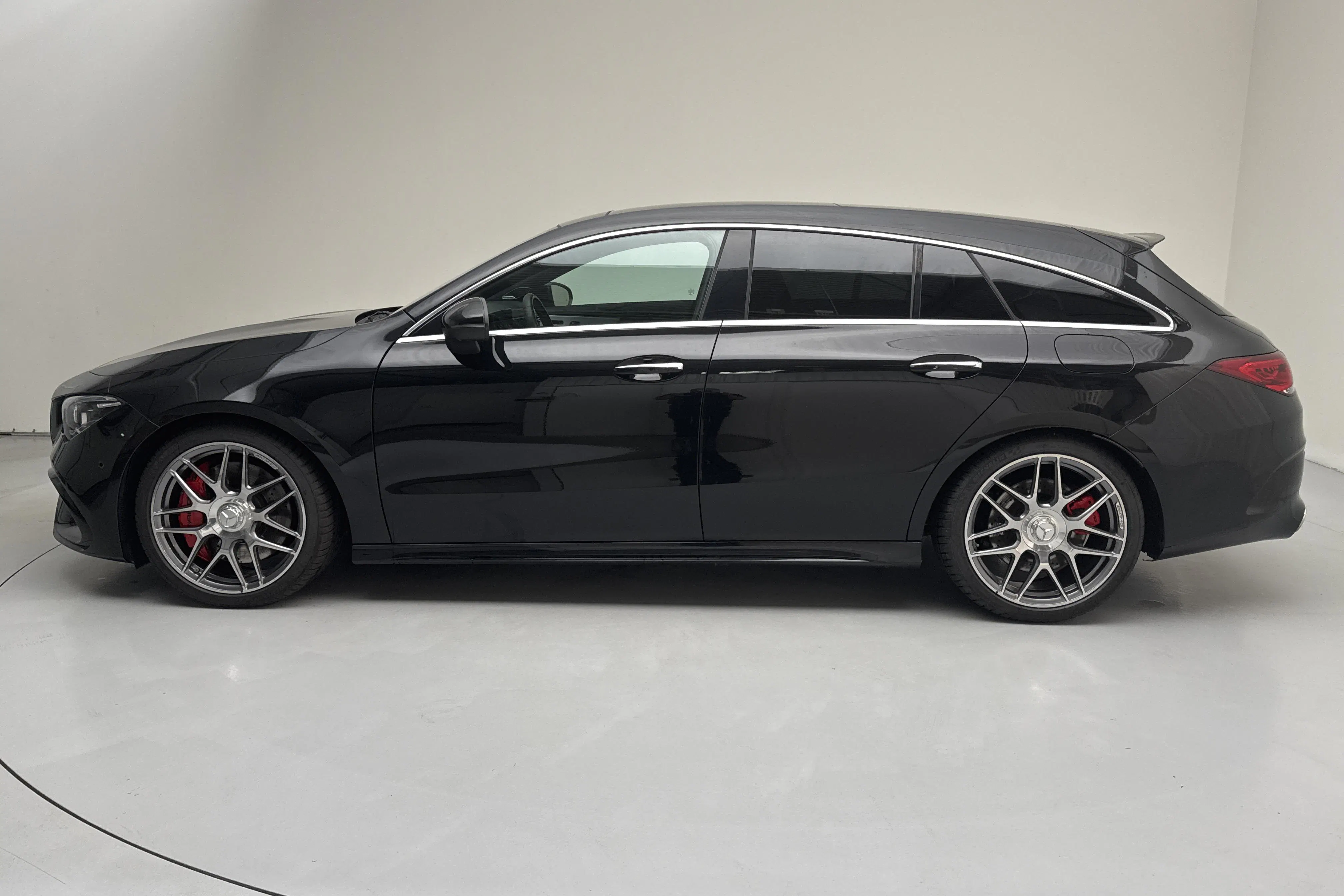 Präsentationsfoto 2 von 24: Mercedes CLA 45 S AMG 4MATIC Shooting Brake X118 (422hk) - 81 130 Kilometer - Verkaufsautomat - Schwarz - 2020