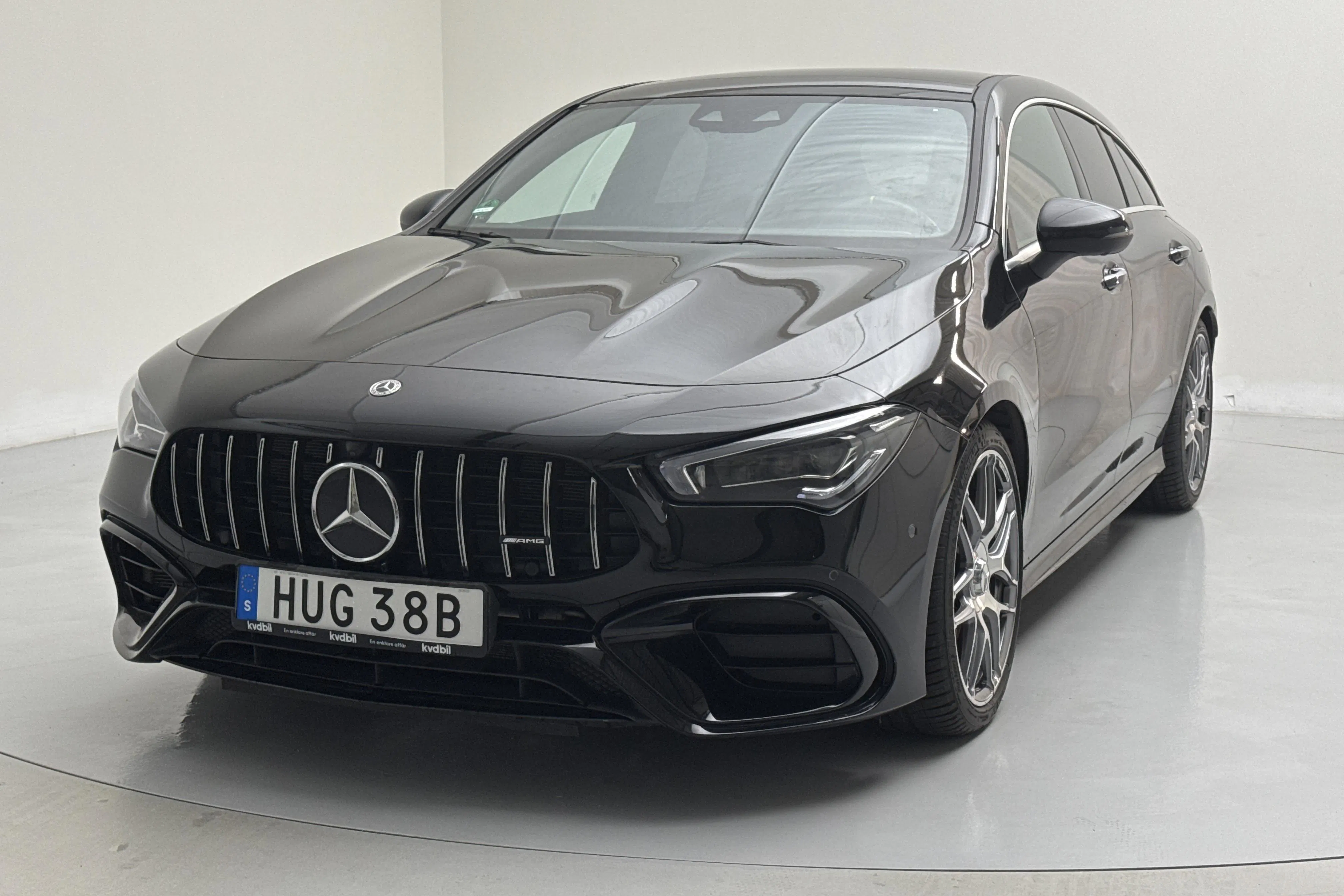 Präsentationsfoto 1 von 24: Mercedes CLA 45 S AMG 4MATIC Shooting Brake X118 (422hk) - 81 130 Kilometer - Verkaufsautomat - Schwarz - 2020