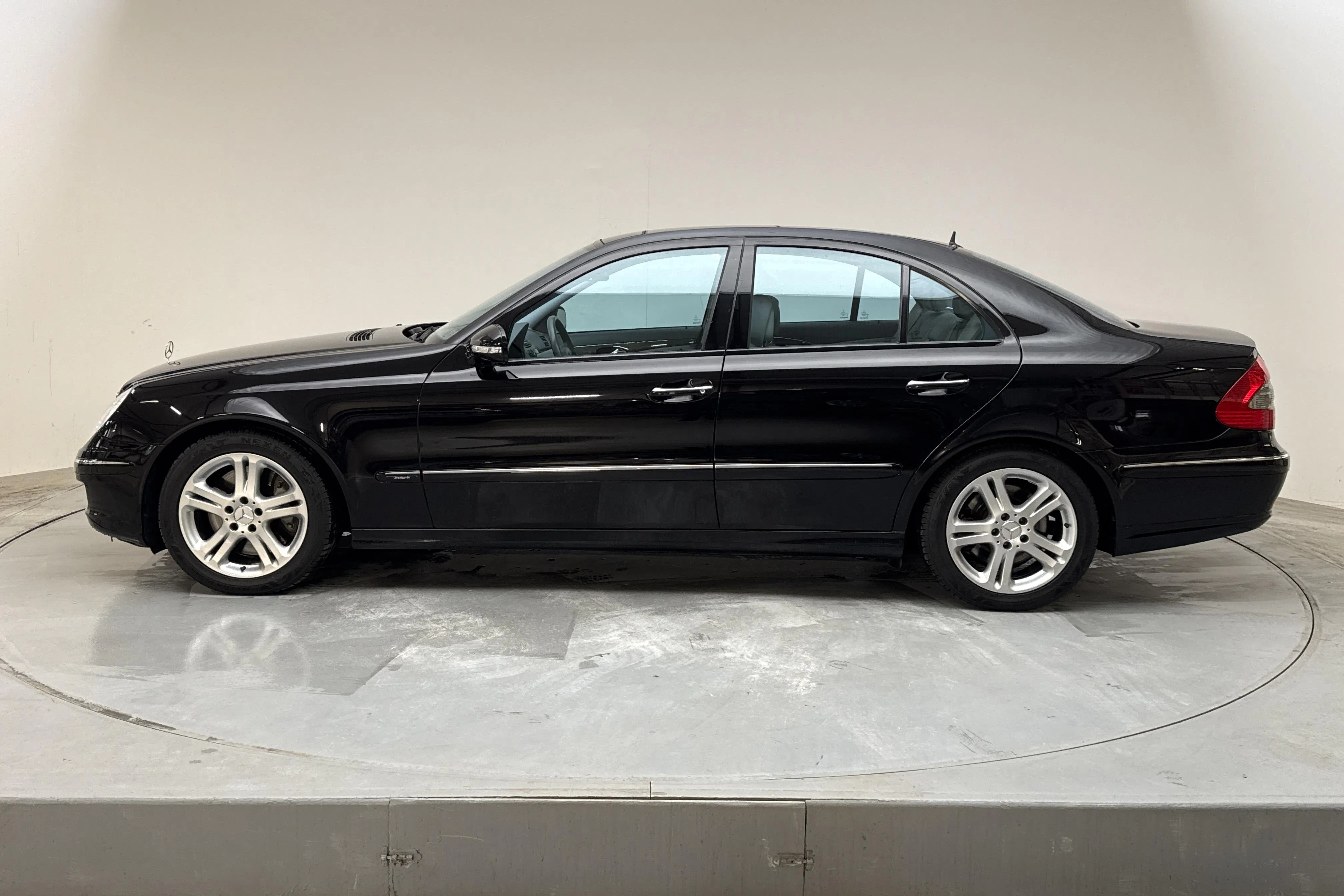 Presentationsfoto 2 av 17: Mercedes E 500 W211 (388hk) - 13 424 mil - Automat - svart - 2007