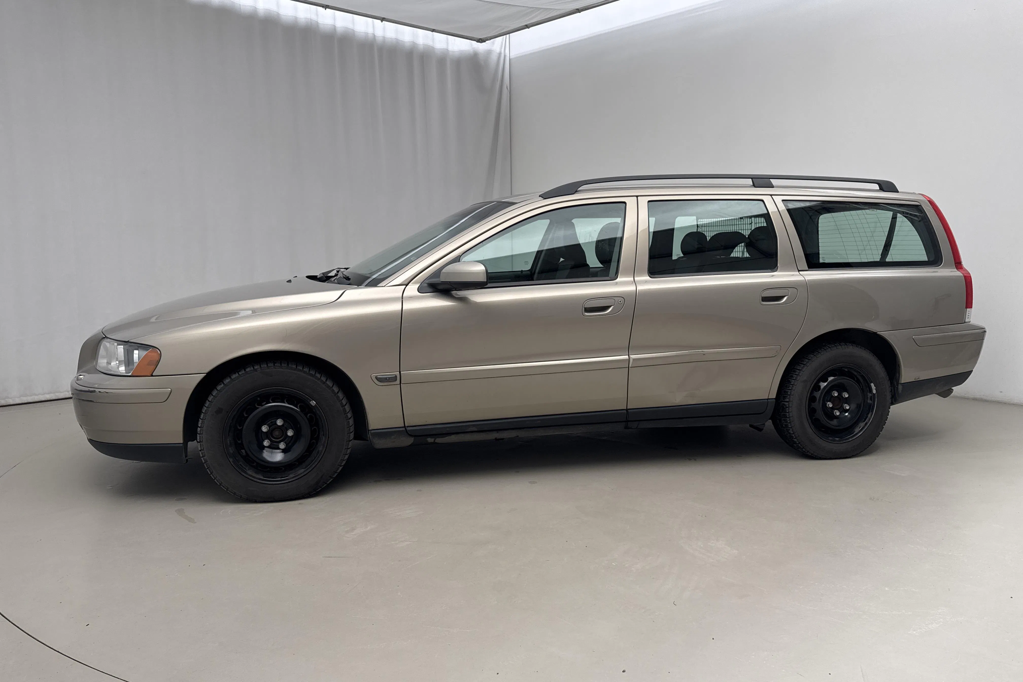 Presentationsfoto 2 av 15: Volvo V70 2.4 (140hk) - 15 842 mil - Manuell - Light Brown - 2005