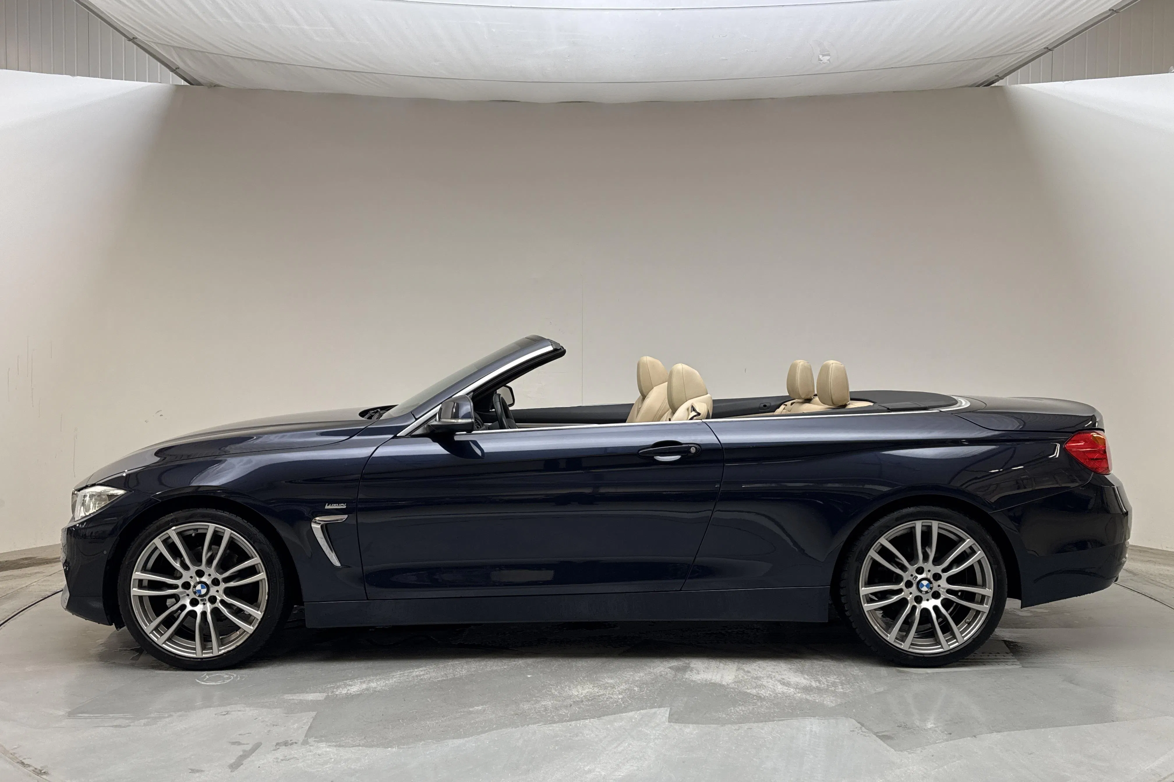 Presentationsfoto 2 av 19: BMW 420d Cabriolet, F33 (190hk) - 12 287 mil - Automat - blå - 2016