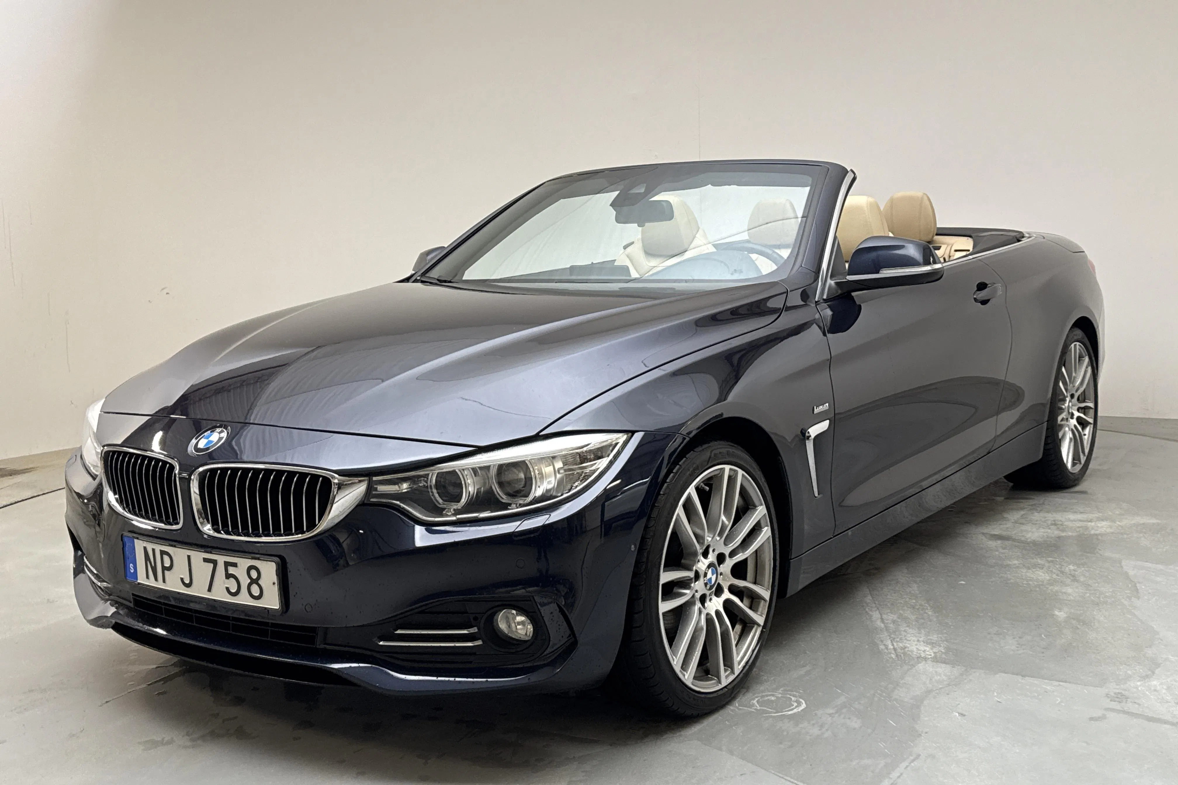 Presentationsfoto 1 av 19: BMW 420d Cabriolet, F33 (190hk) - 12 287 mil - Automat - blå - 2016