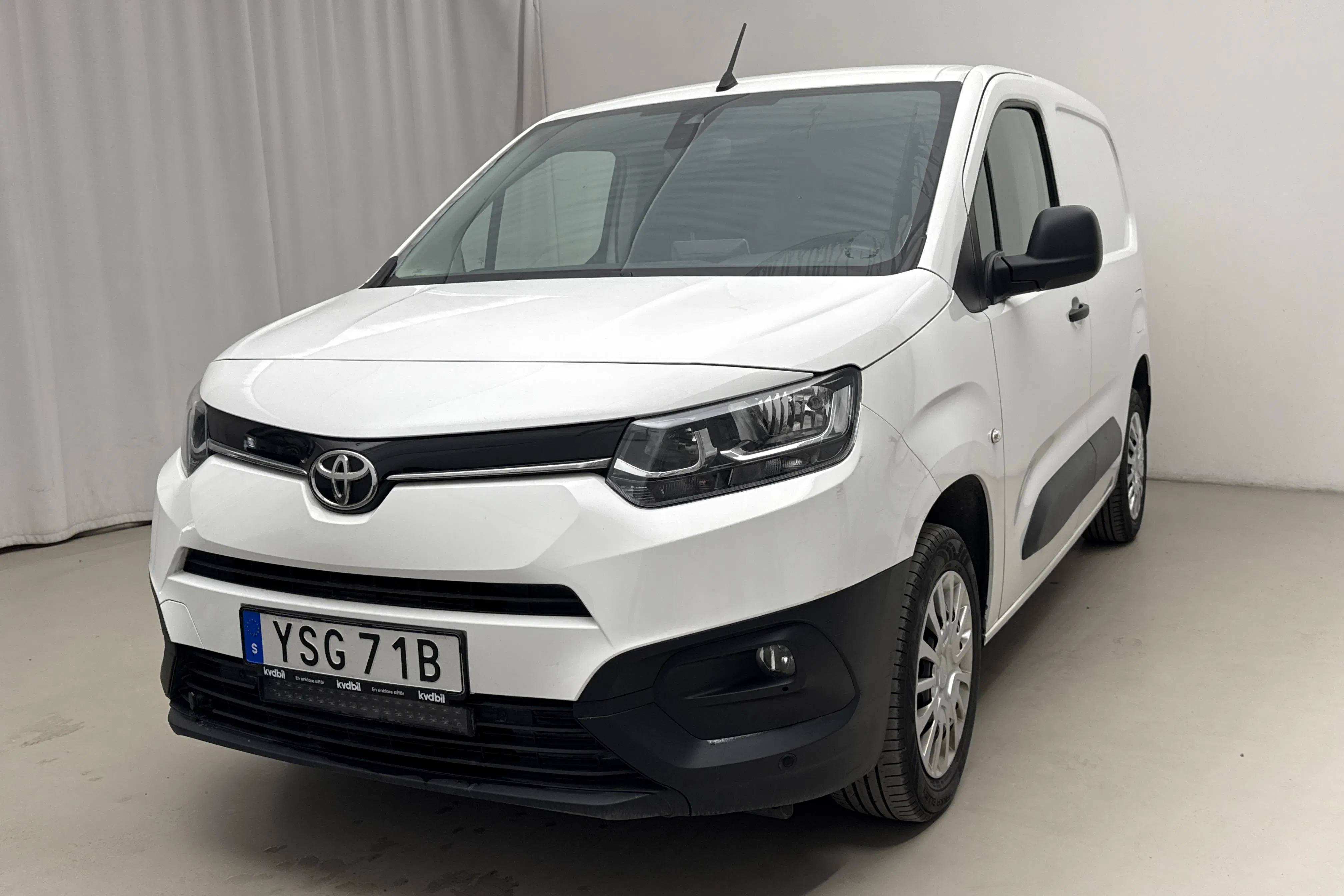 Presentationsfoto 1 av 15: Toyota PROACE CITY 1.2T (130hk) - 12 259 mil - Automat - vit - 2021