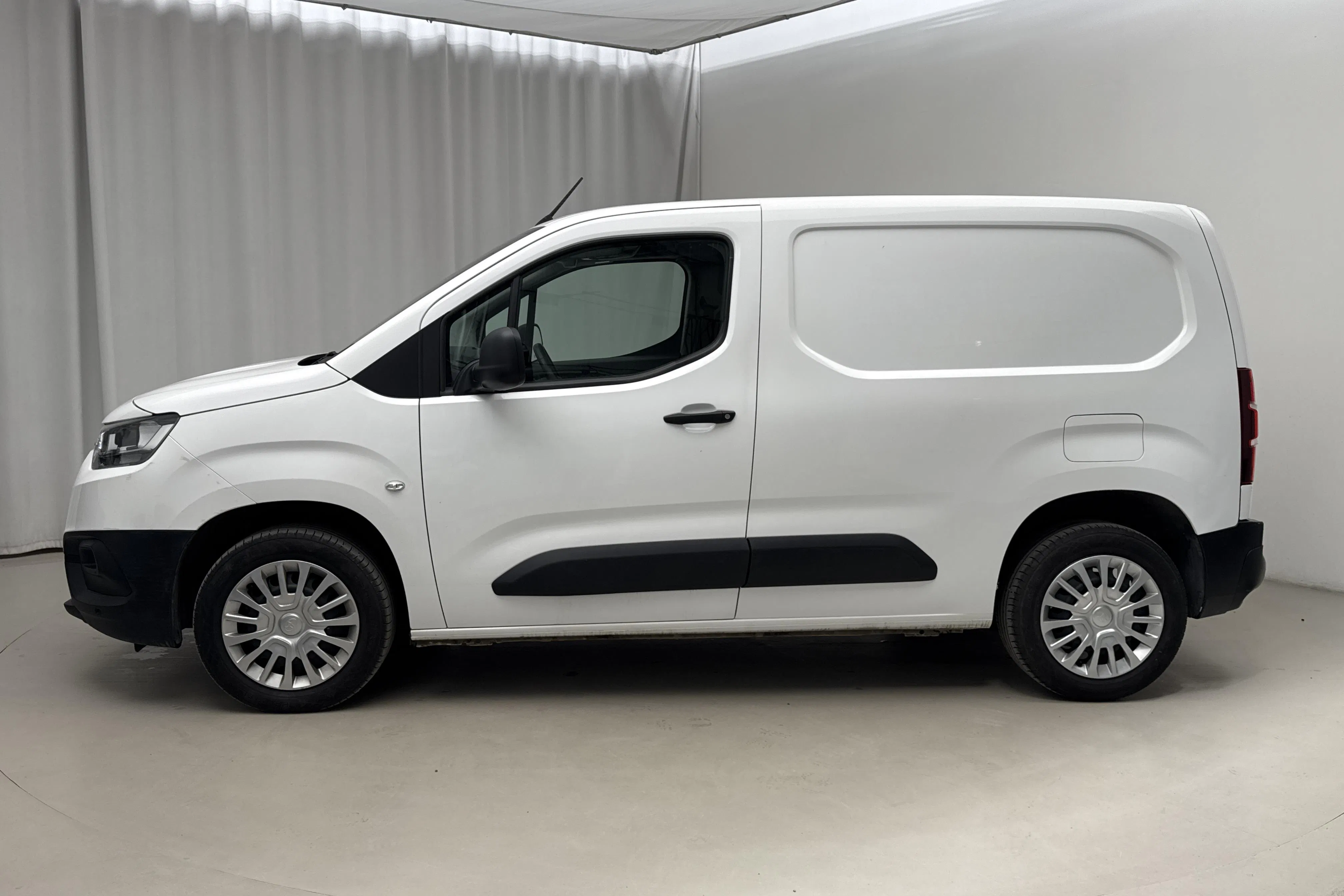 Presentationsfoto 2 av 15: Toyota PROACE CITY 1.2T (130hk) - 12 259 mil - Automat - vit - 2021