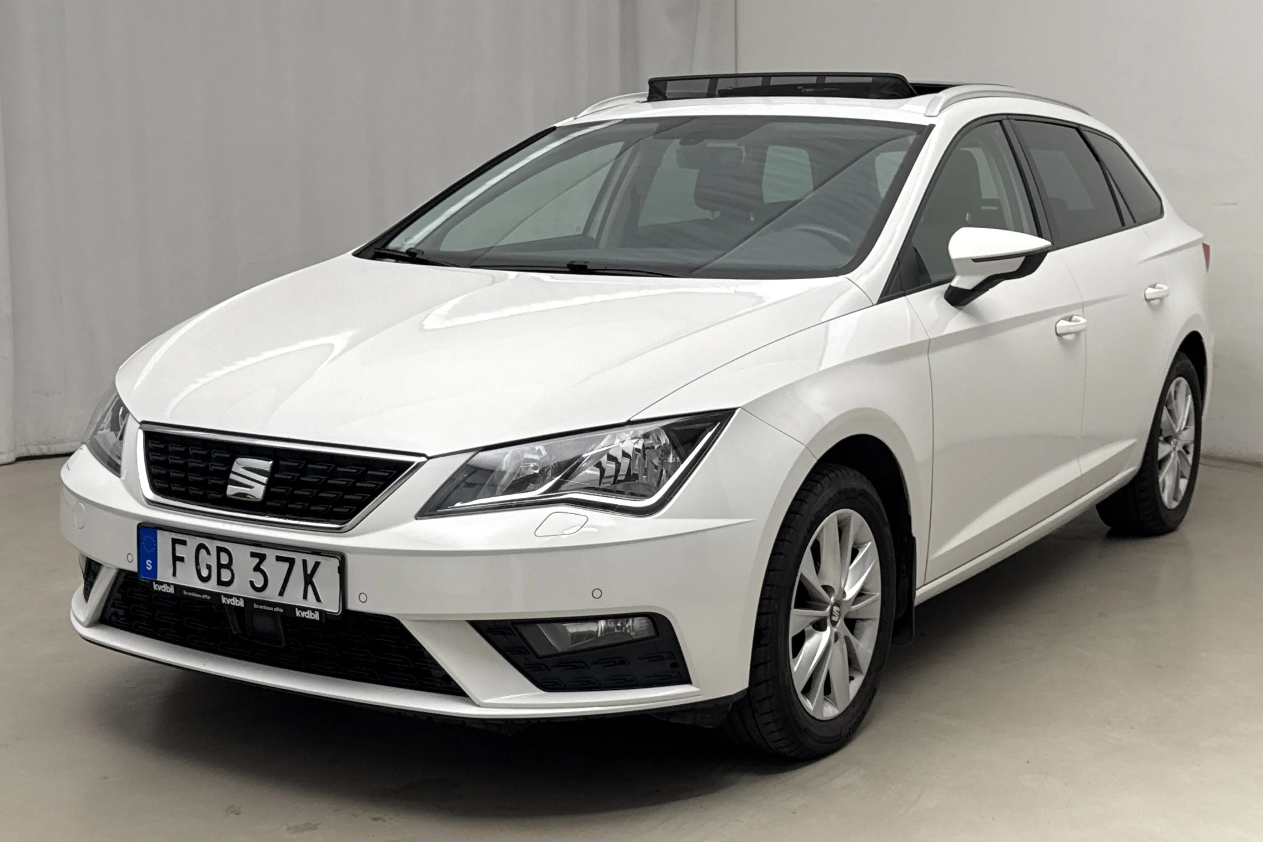Presentation photo 1 of 19: Seat Leon 1.5 TGI ST (130hk) - 128 950 km - Automatic - white - 2020