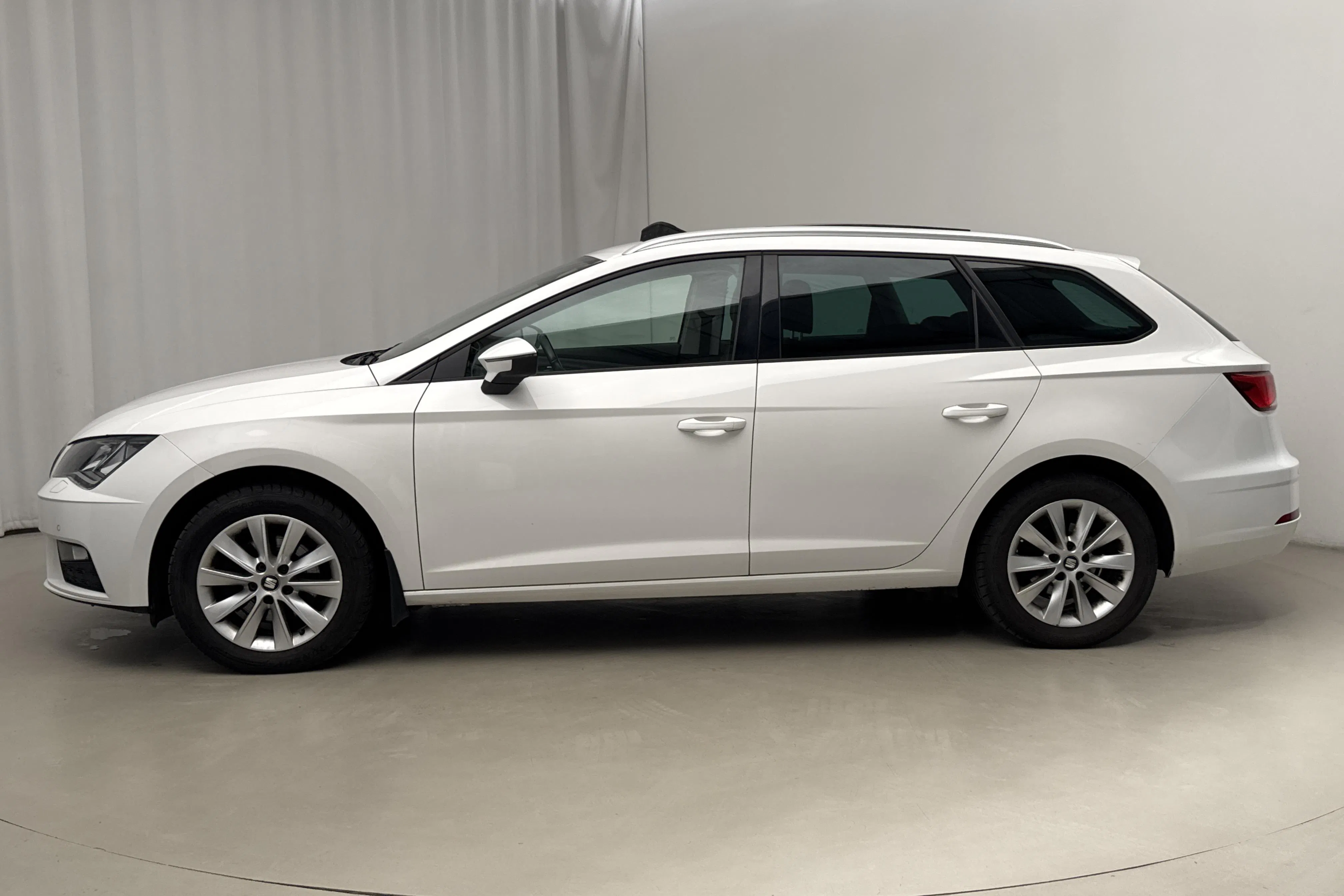 Presentation photo 2 of 19: Seat Leon 1.5 TGI ST (130hk) - 128 950 km - Automatic - white - 2020