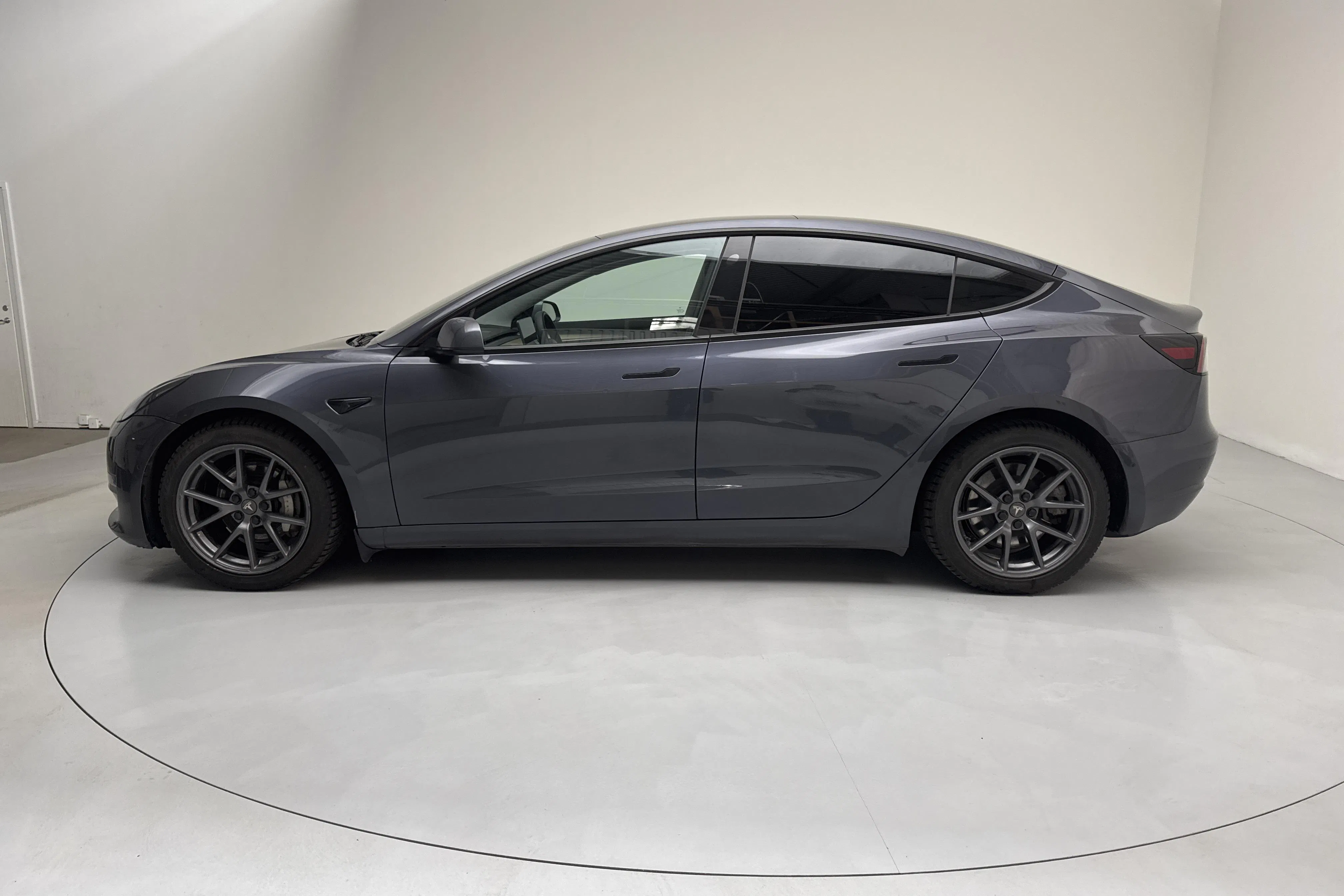 Presentation photo 2 of 20: Tesla Model 3 Long Range Dual Motor AWD - 155 140 km - Automatic - gray - 2021