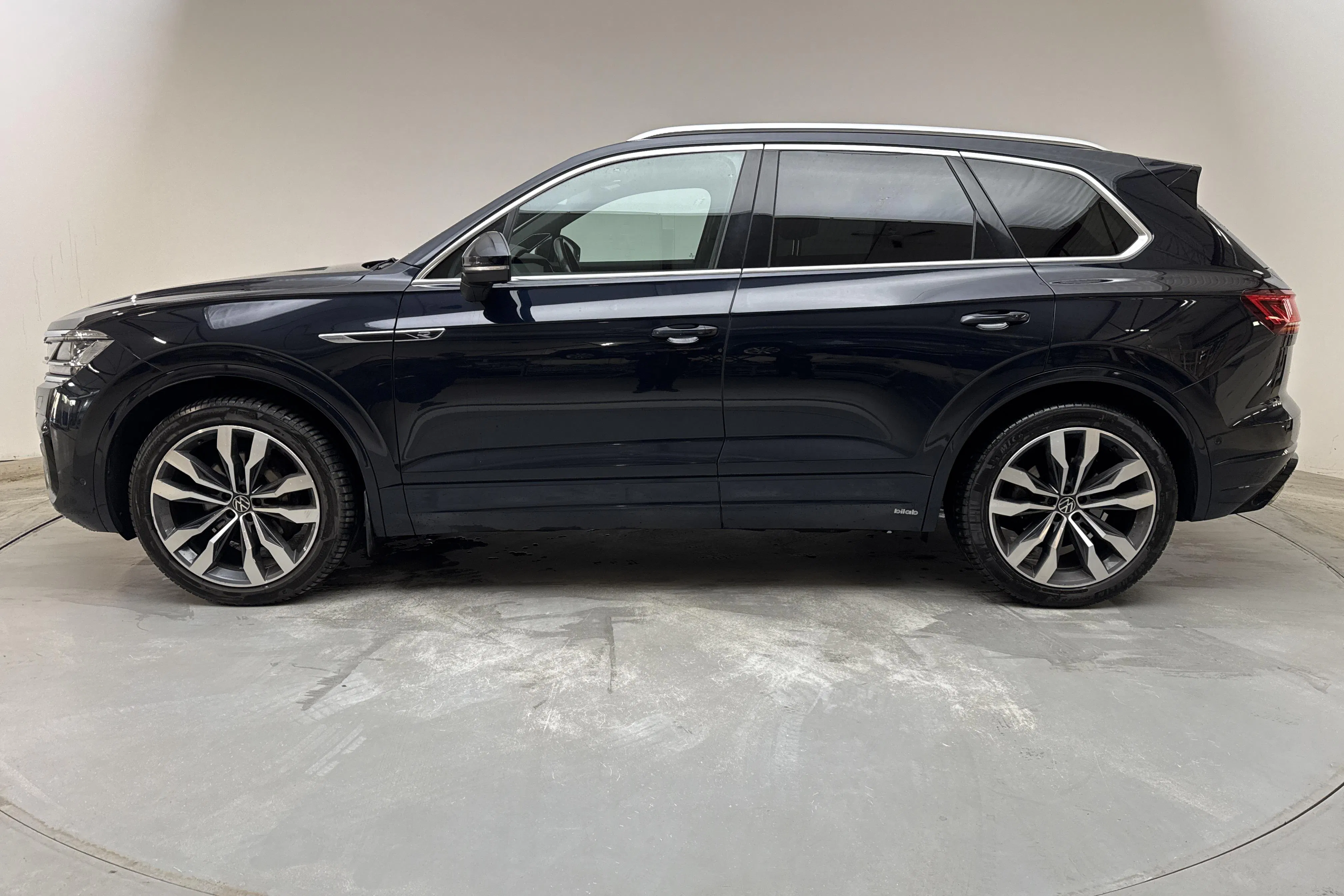 Presentationsfoto 2 av 14: VW Touareg V6 TDI 4Motion (286hk) - 20 031 mil - Automat - Mörkblå - 2022