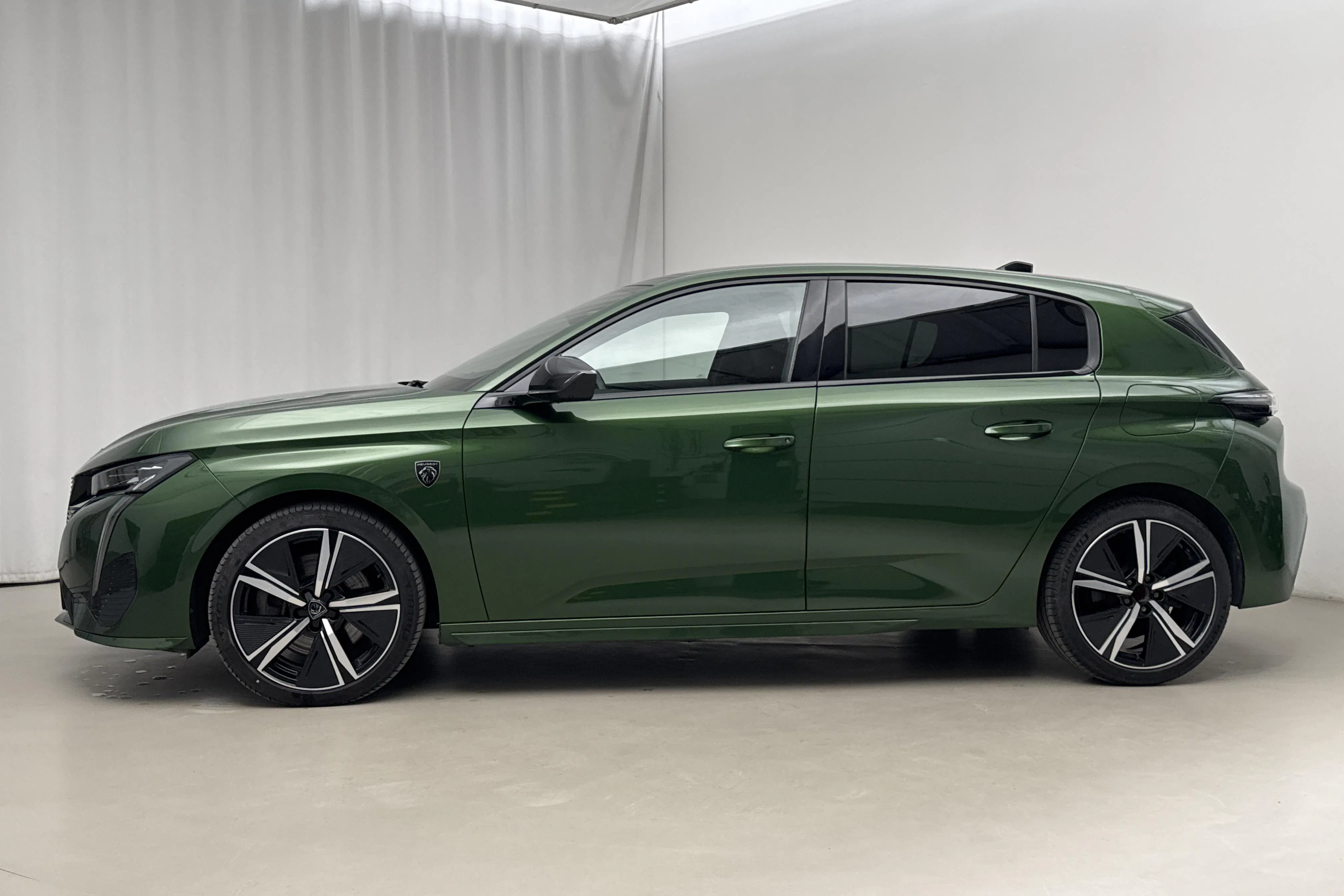 Presentationsfoto 2 av 24: Peugeot 308 1.6 PHEV 5dr (225hk) - 3 065 mil - Automat - grön - 2023