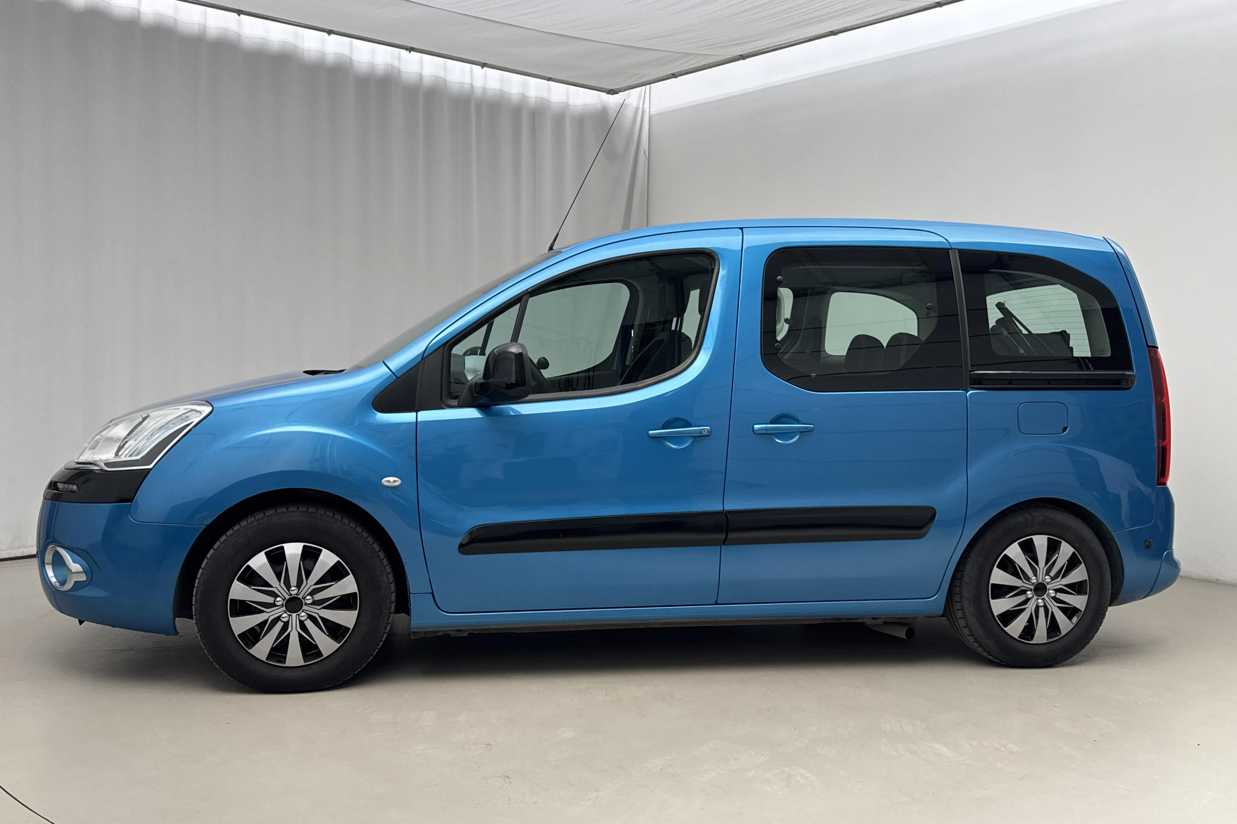Presentation photo 2 of 26: Citroën Berlingo Multispace III 1.6 HDI (92hk) - 35 330 km - Automatic - blue - 2015