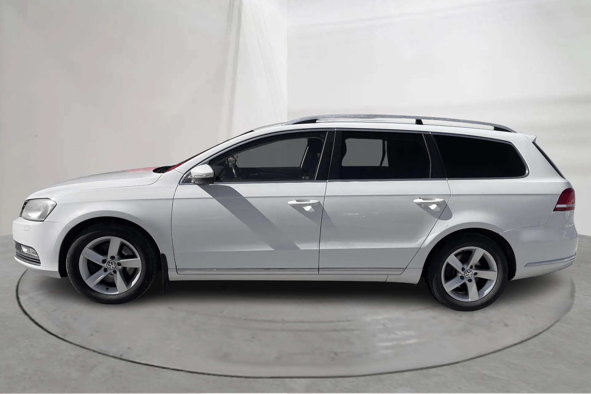 Presentationsfoto 2 av 17: VW Passat 2.0 TDI BlueMotion Technology Variant (140hk) - 26 612 mil - Manuell - vit - 2013