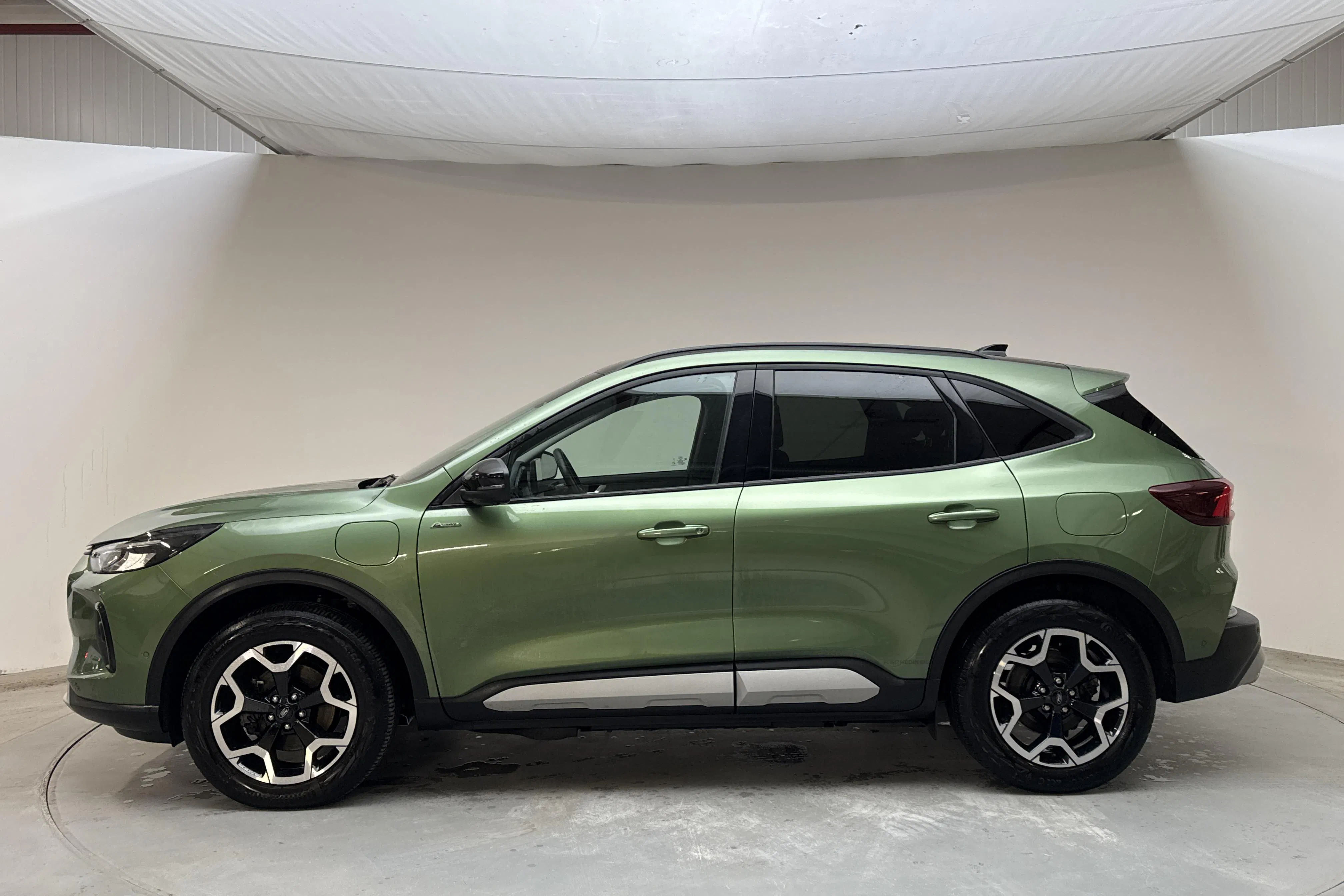 Presentation photo 2 of 16: Ford Kuga 2.5 PHEV (225hk) - 45 580 km - Automatic - green - 2024