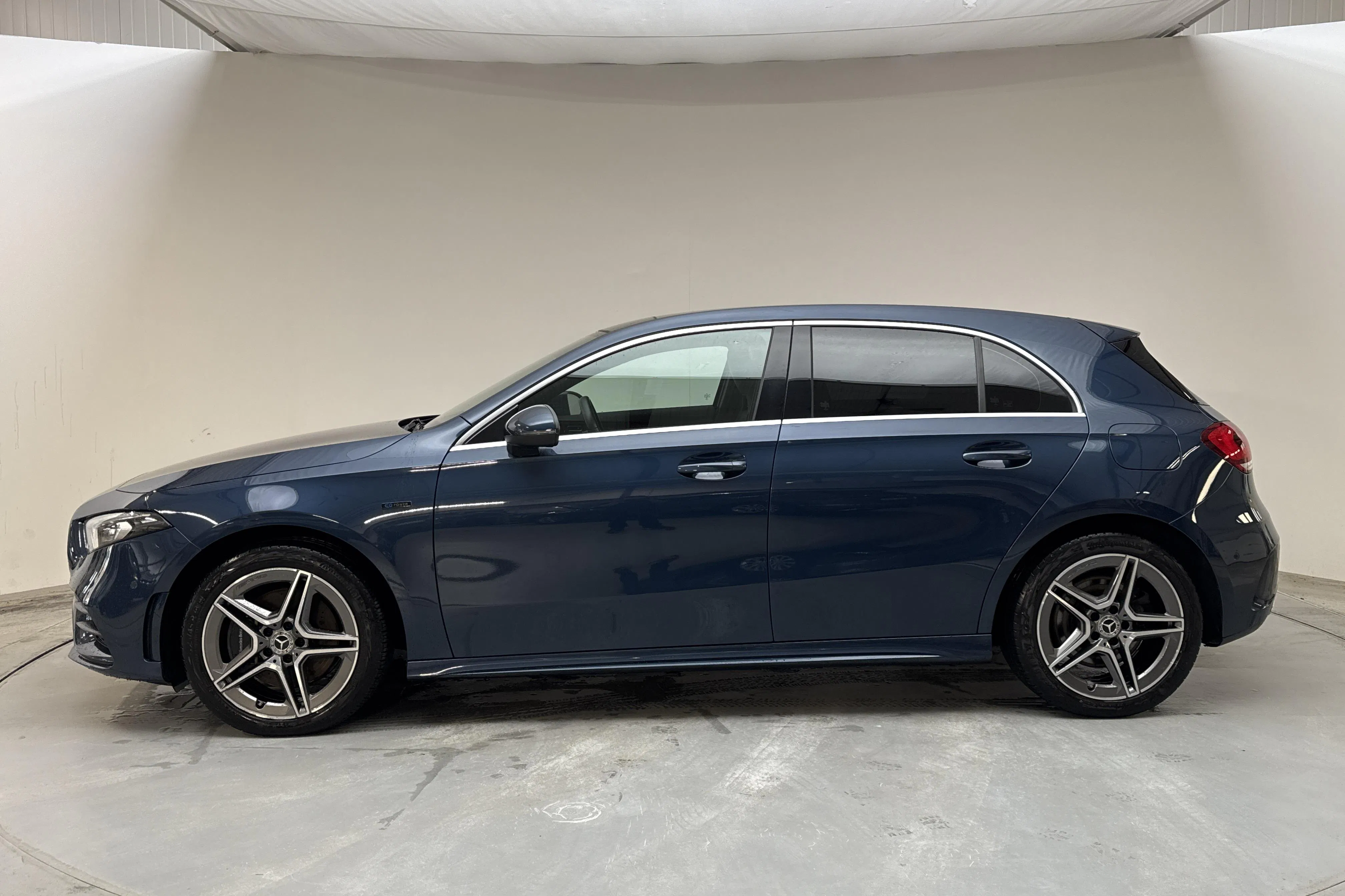 Presentationsfoto 2 av 17: Mercedes A 250 e 5dr W177 (218hk) - 4 271 mil - Automat - blå - 2021