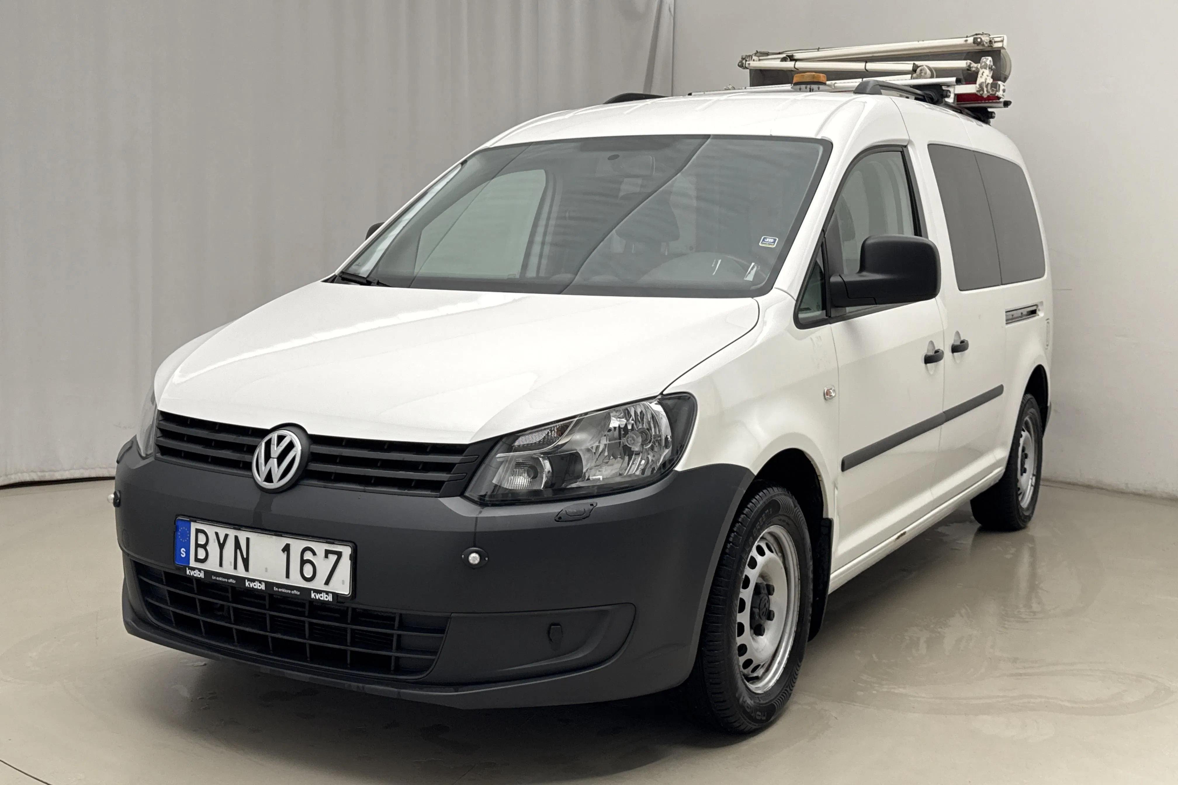 Presentationsfoto 1 av 16: VW Caddy 2.0 Ecofuel Maxi Skåp (109hk) - 4 378 mil - Manuell - vit - 2013