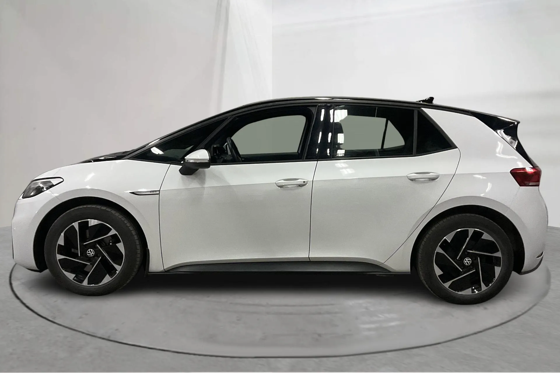 Zdjęcie prezentacyjne 2 z 18: VW ID.3 58kWh (204hk) - 25 550 km - Automatyczna - biały - 2021