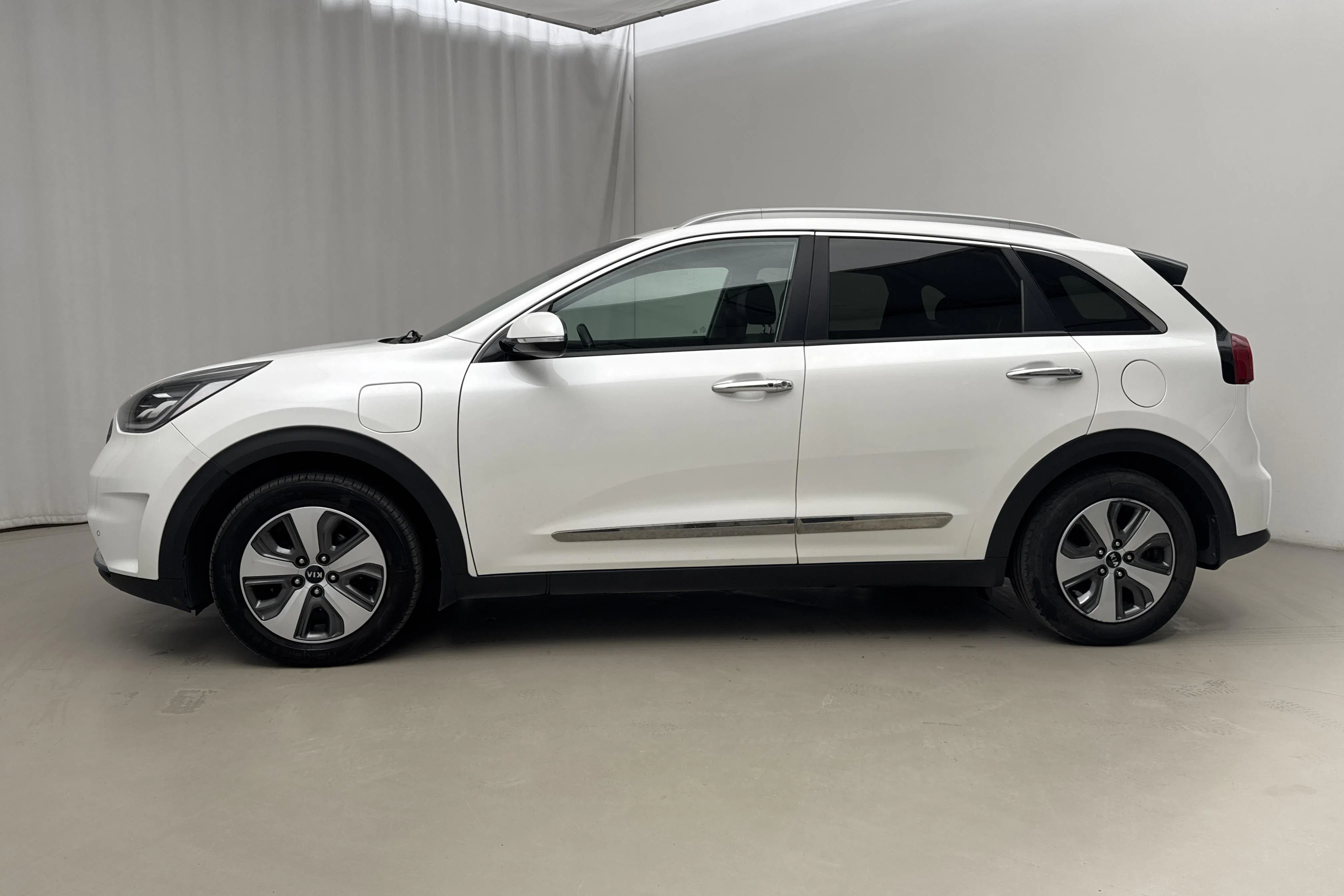 Presentationsfoto 2 av 22: KIA Niro Plug-in Hybrid 1.6 (141hk) - 14 603 mil - Automat - vit - 2018