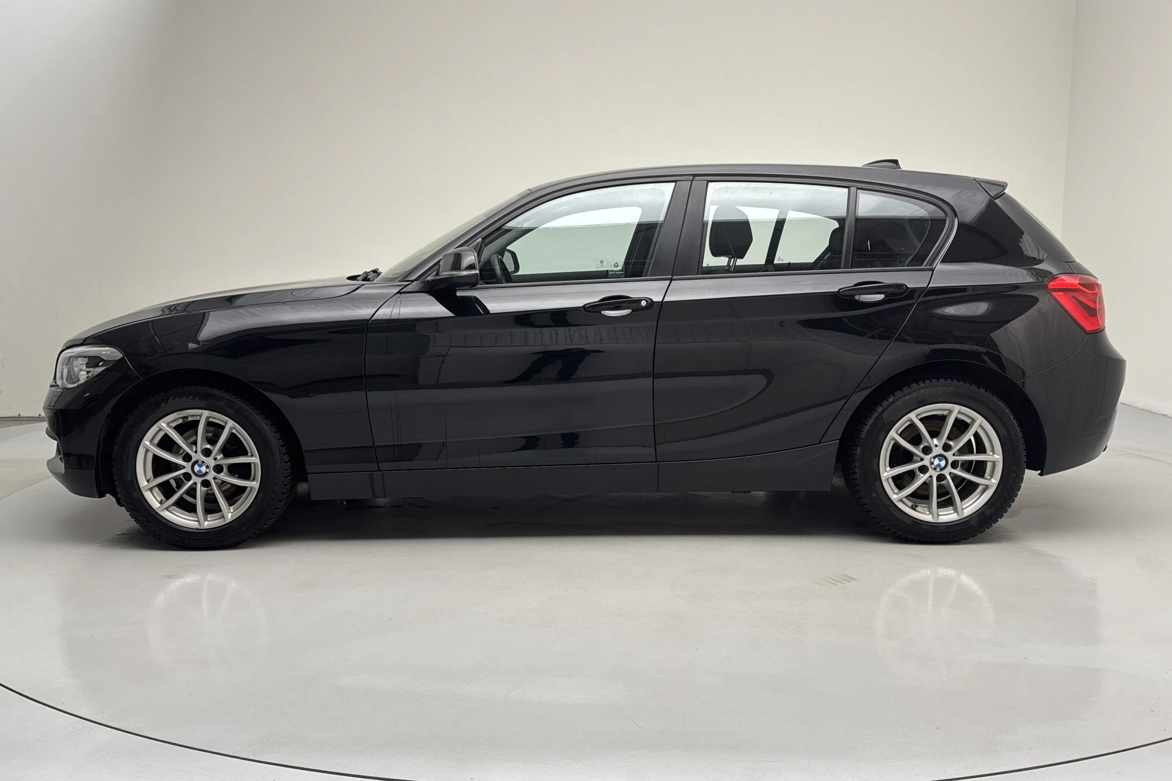 Presentation photo 2 of 11: BMW 118i 5dr, F20 (136hk) - 97 080 km - Manual - black - 2016