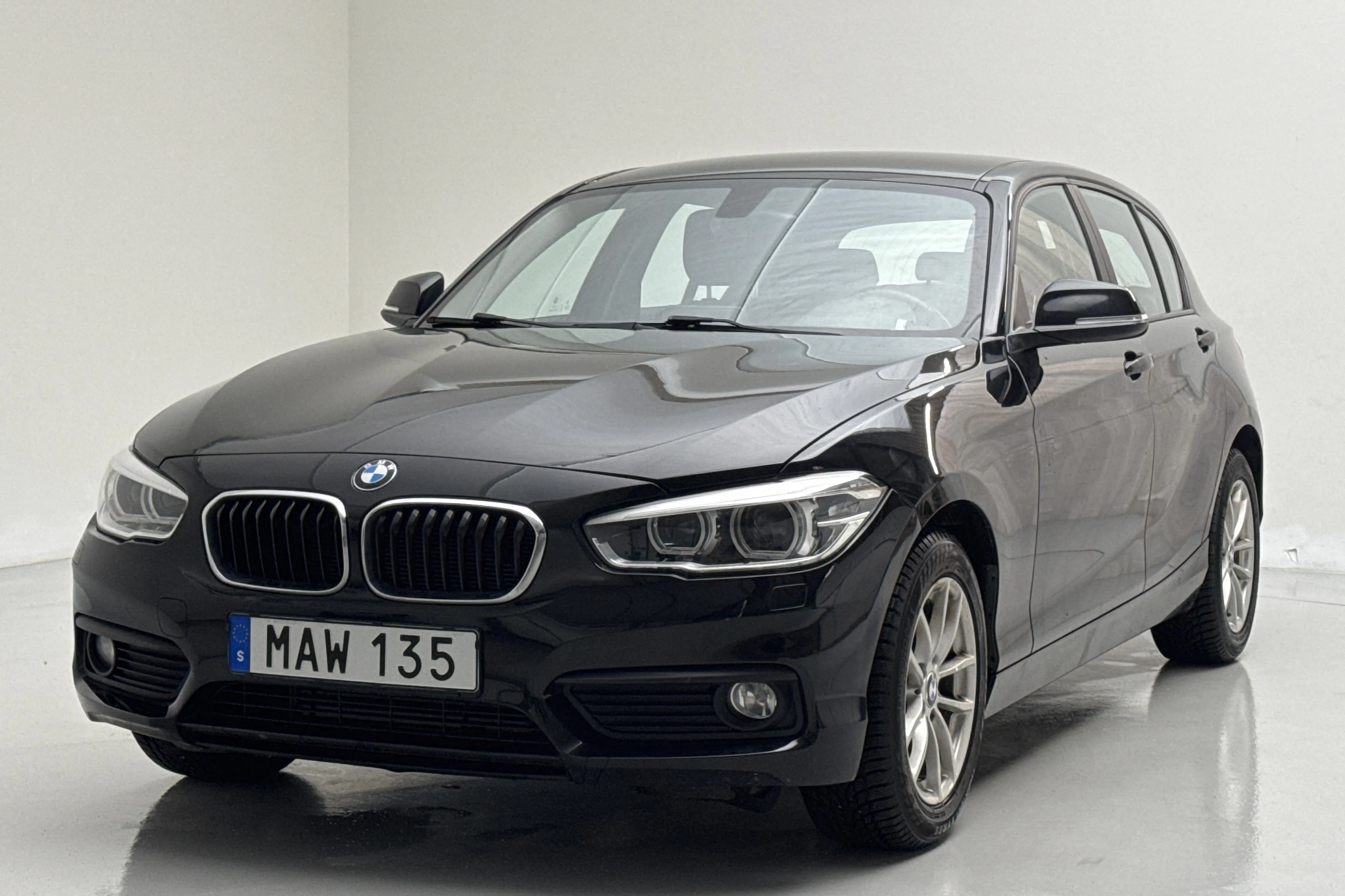 Presentation photo 1 of 11: BMW 118i 5dr, F20 (136hk) - 97 080 km - Manual - black - 2016
