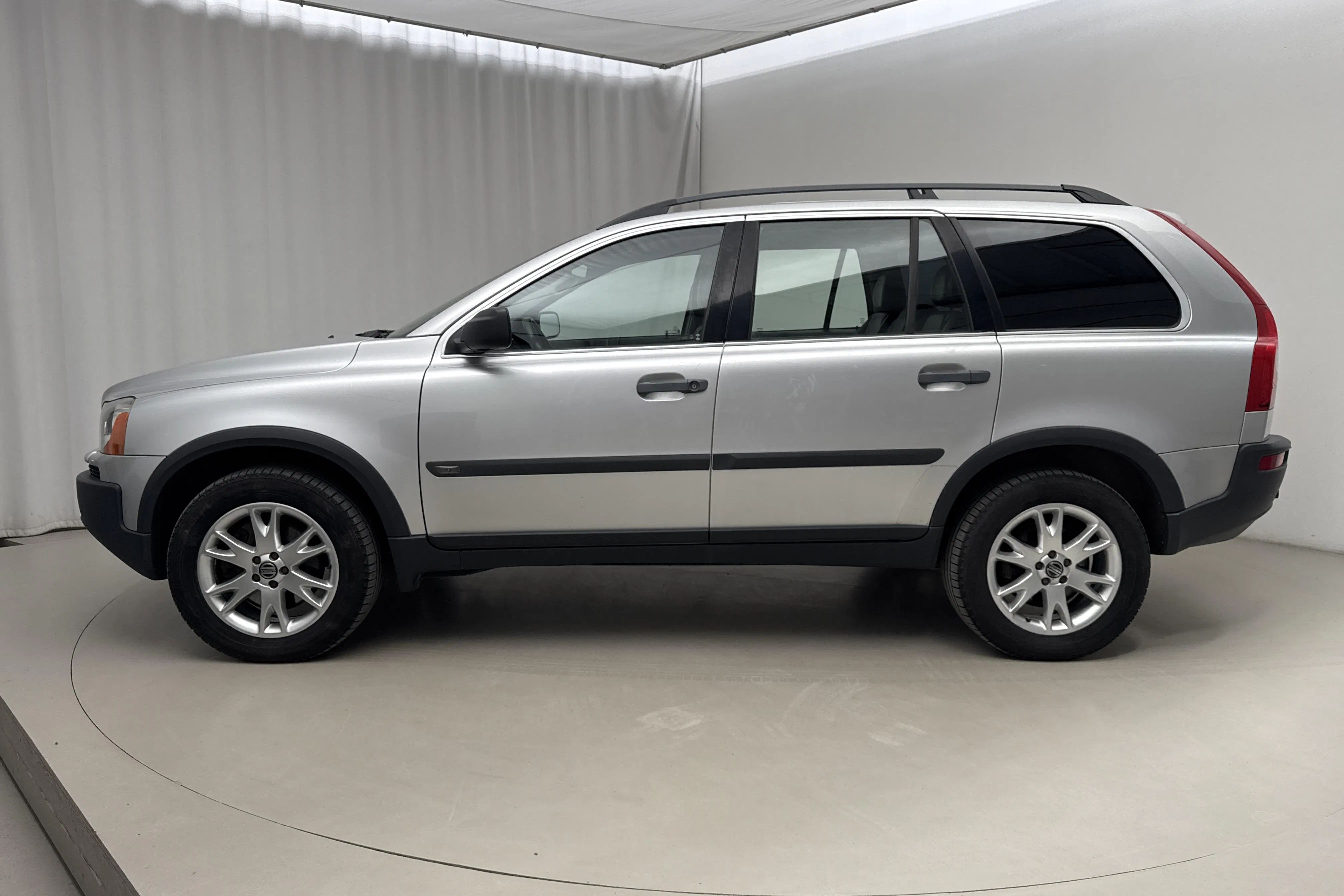 Presentationsfoto 2 av 15: Volvo XC90 T6 (272hk) - 17 100 mil - Automat - Light Grey - 2005