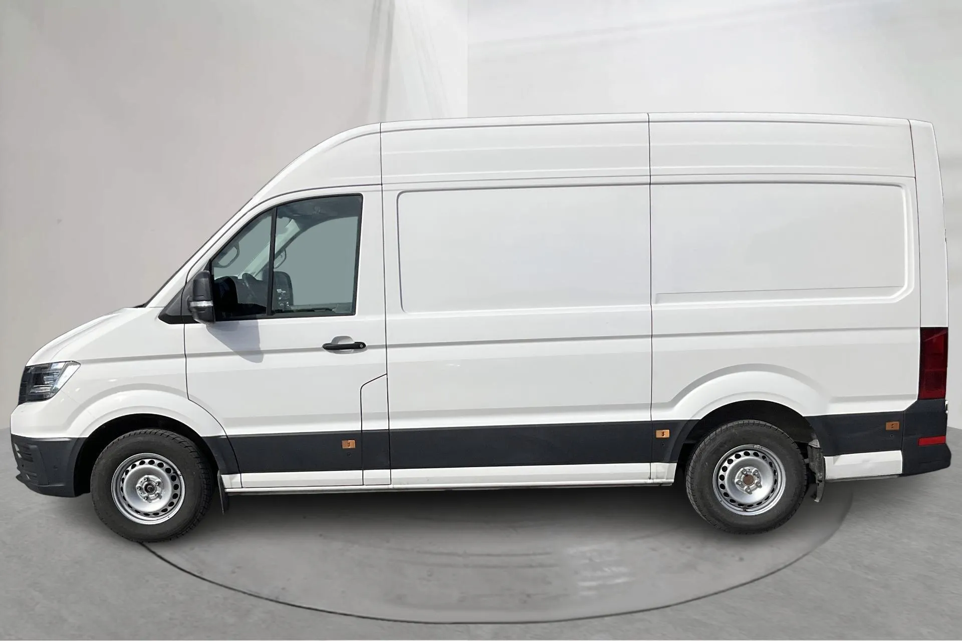 Presentationsfoto 2 av 12: VW Crafter 35 2.0 TDI Skåp (177hk) - 4 014 mil - Automat - vit - 2023