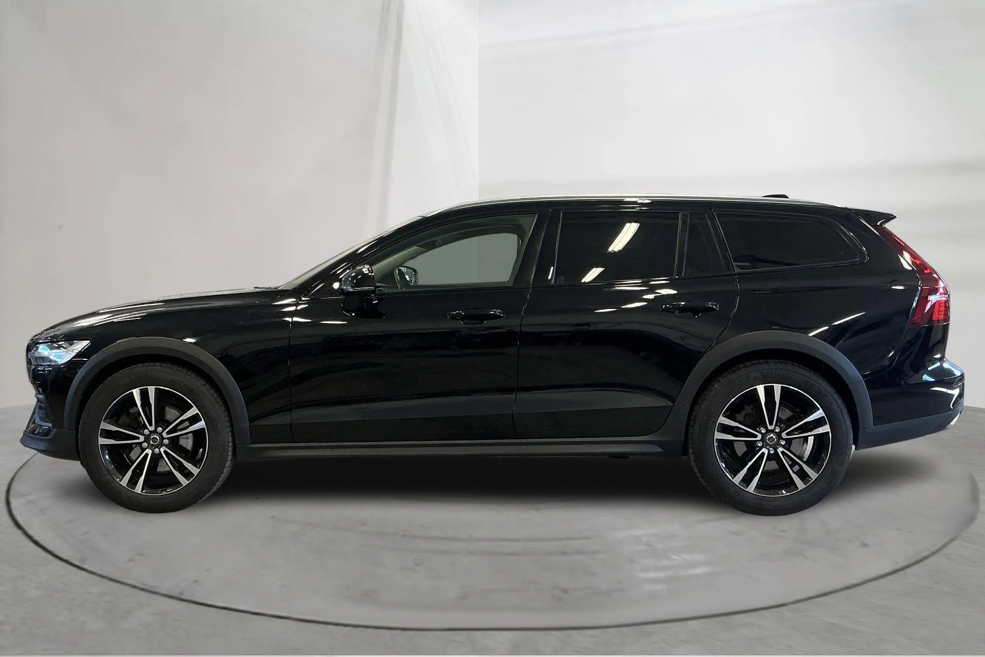 Presentationsfoto 2 av 16: Volvo V60 B4 Cross Country AWD Mildhybrid, Diesel (197hk) - 12 475 mil - Automat - svart - 2021